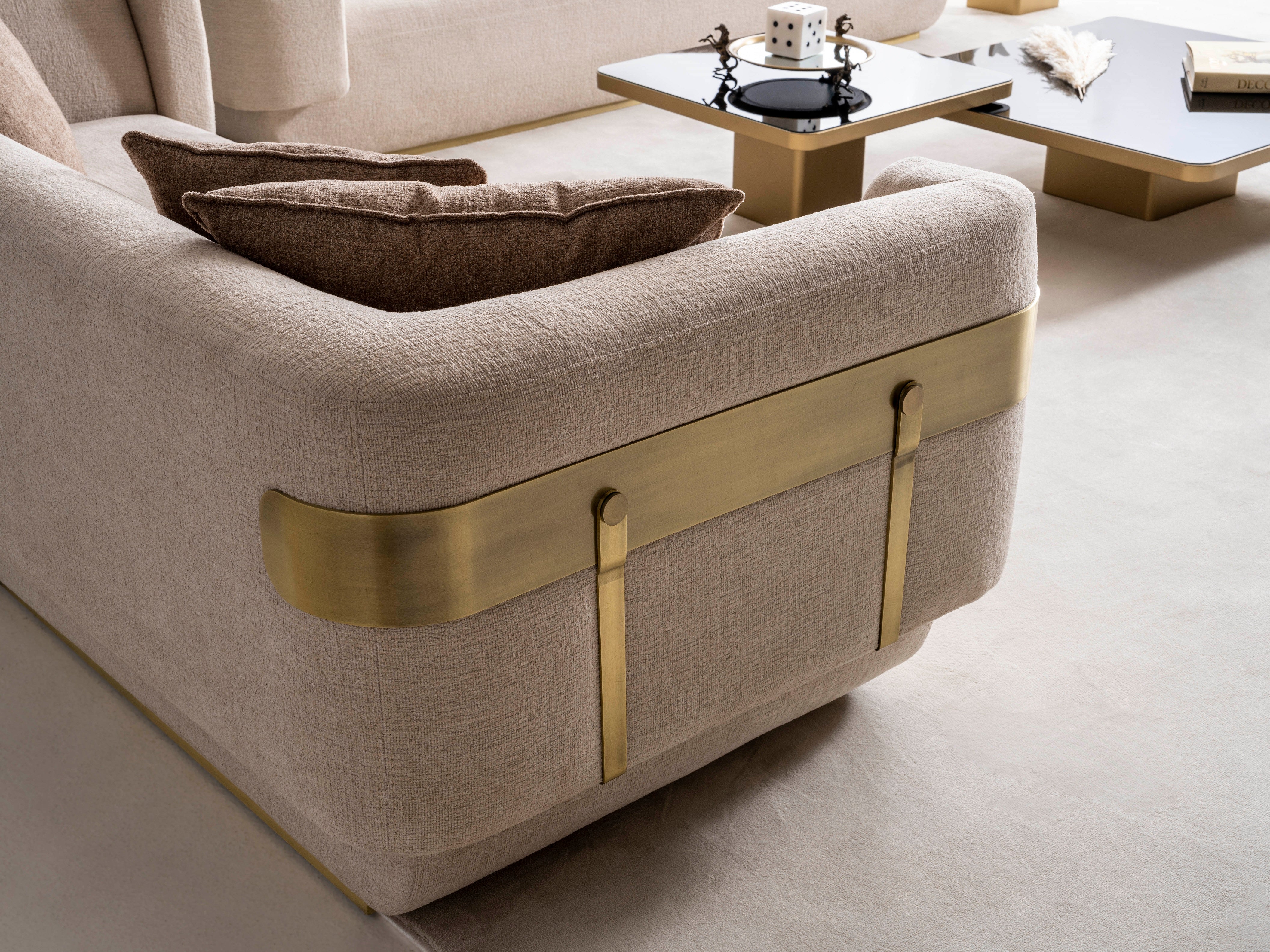 Триместен диван «Reina» + 4 декоративни възглавници, ширина 240см