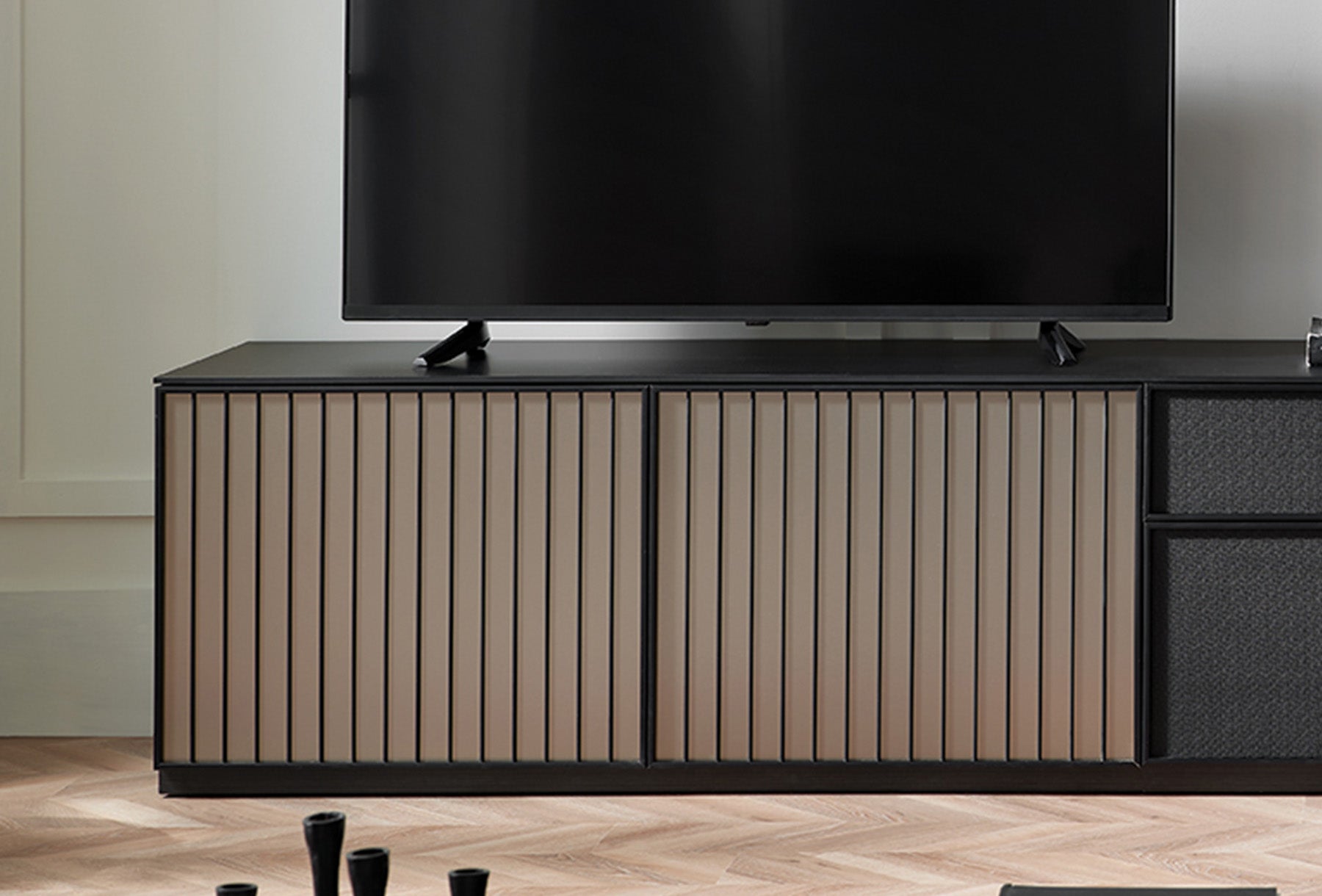 ТВ шкаф «Riga» с врати, с размер 129х55х48см