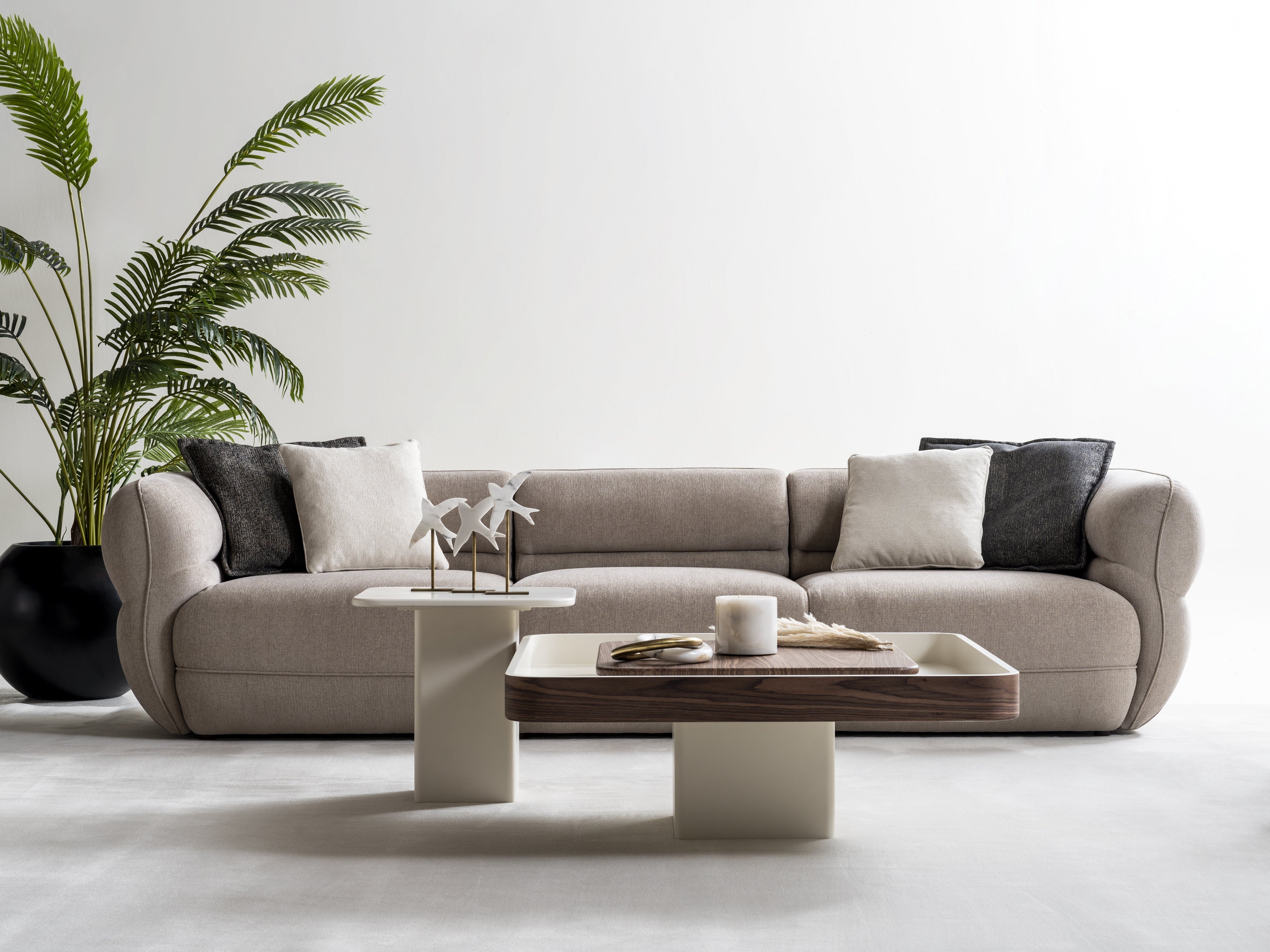 Петместен диван «Alfa» + две декоративни възглавници, ширина 305см