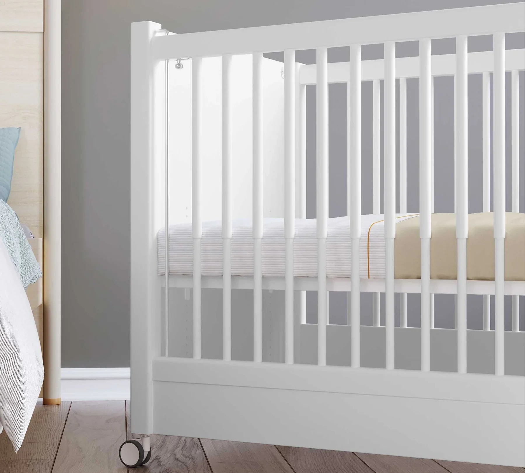 Бебешка кошара «White» с въртящи колелца и подвижна преграда, за матрак 60х120см