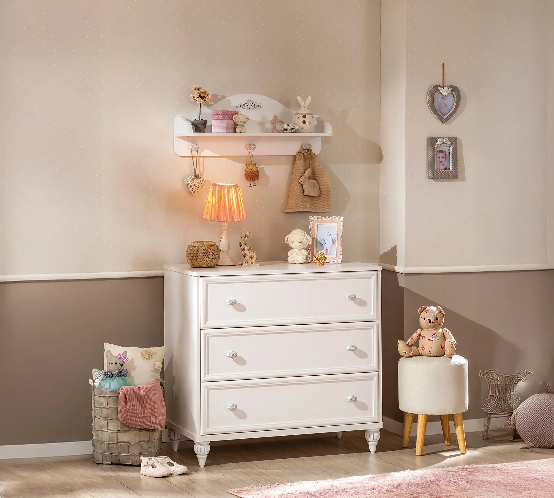 Скрин «Romantica» с три чекмеджета, размер 90х84х50см