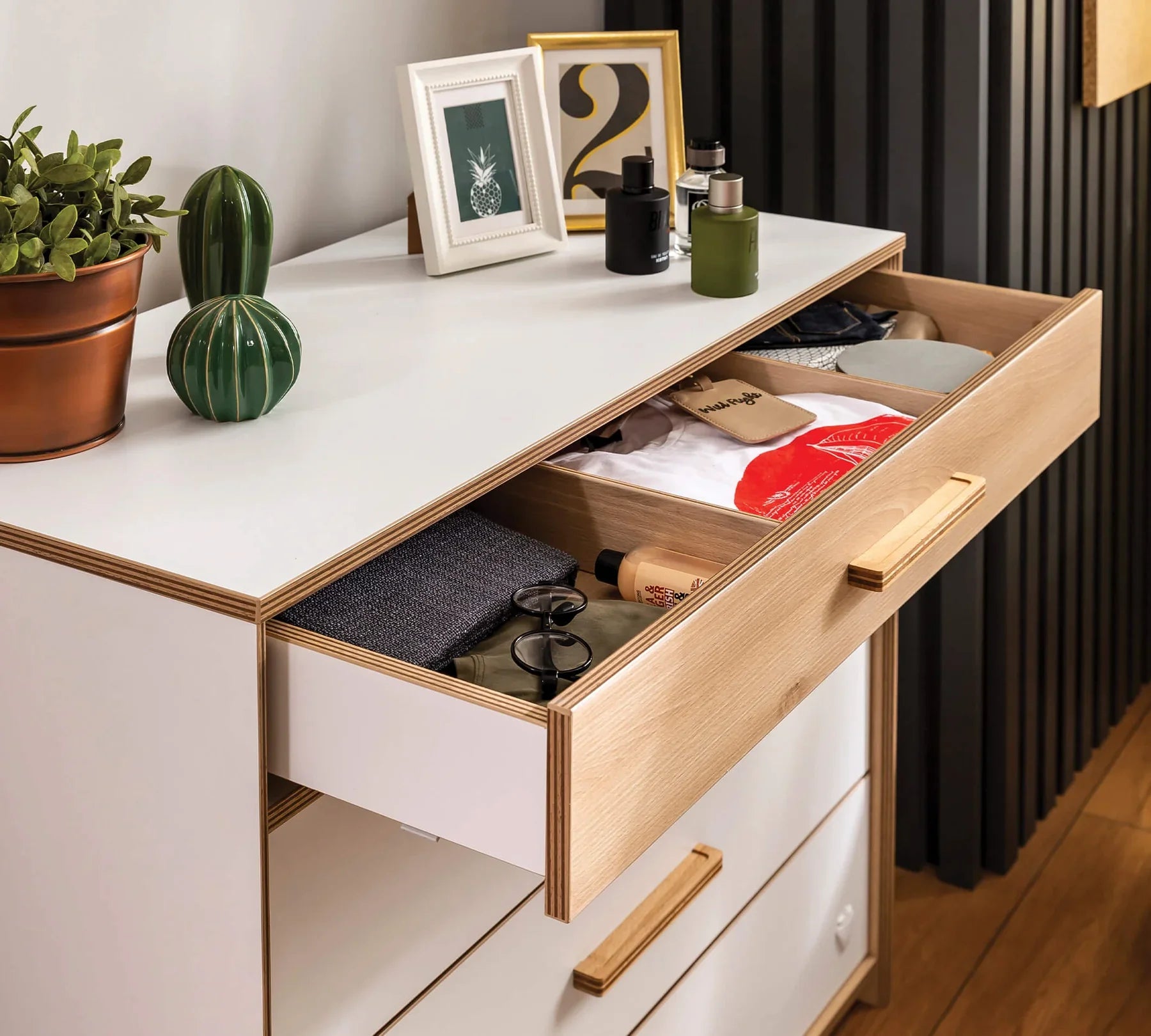 Скрин «Modera» с четири чекмеджета, размер 95х82х45см