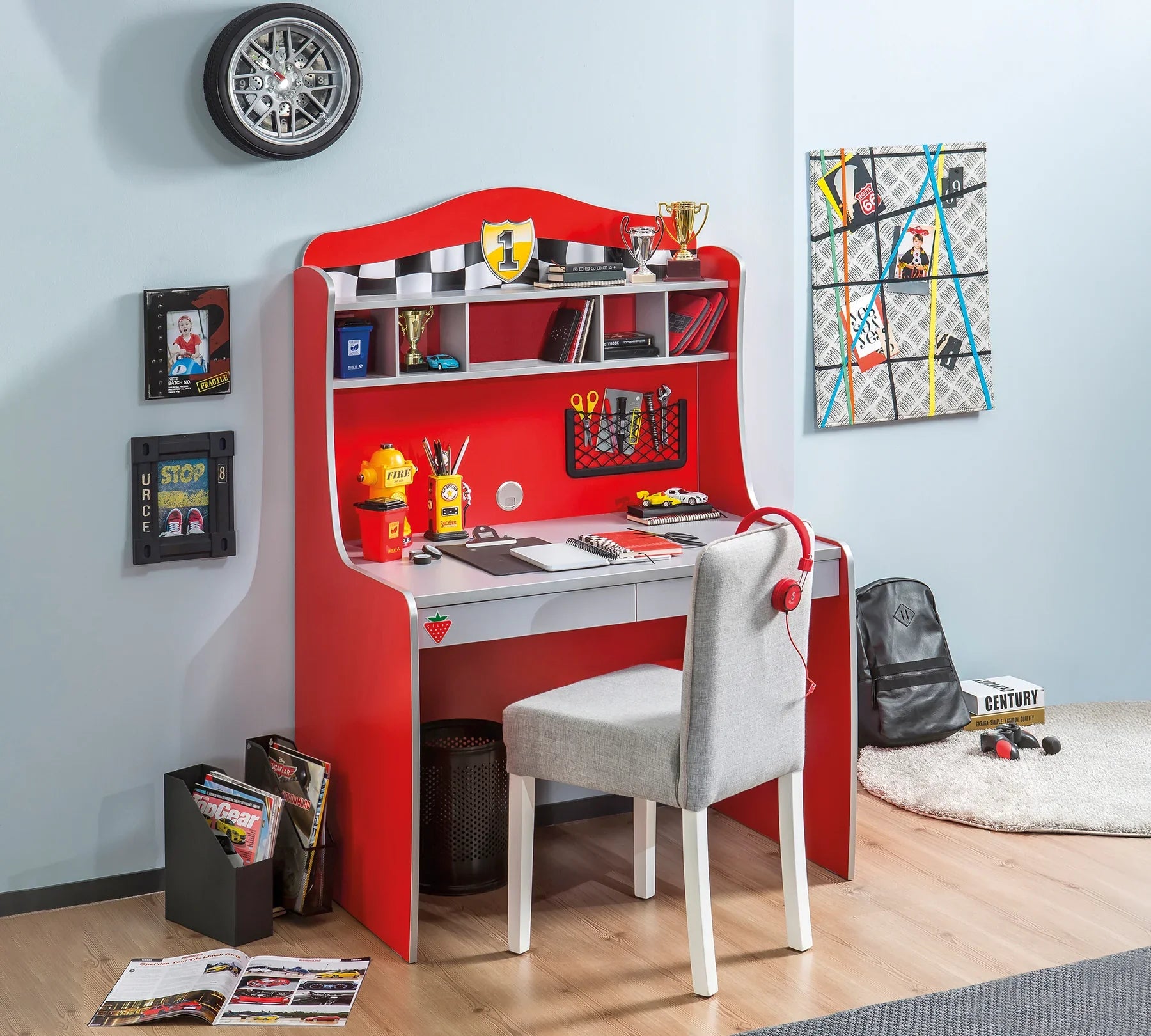 Бюро с надстройка «Race Cup» + чекмеджета и надстройка с рафтове, размери 103х151х68см