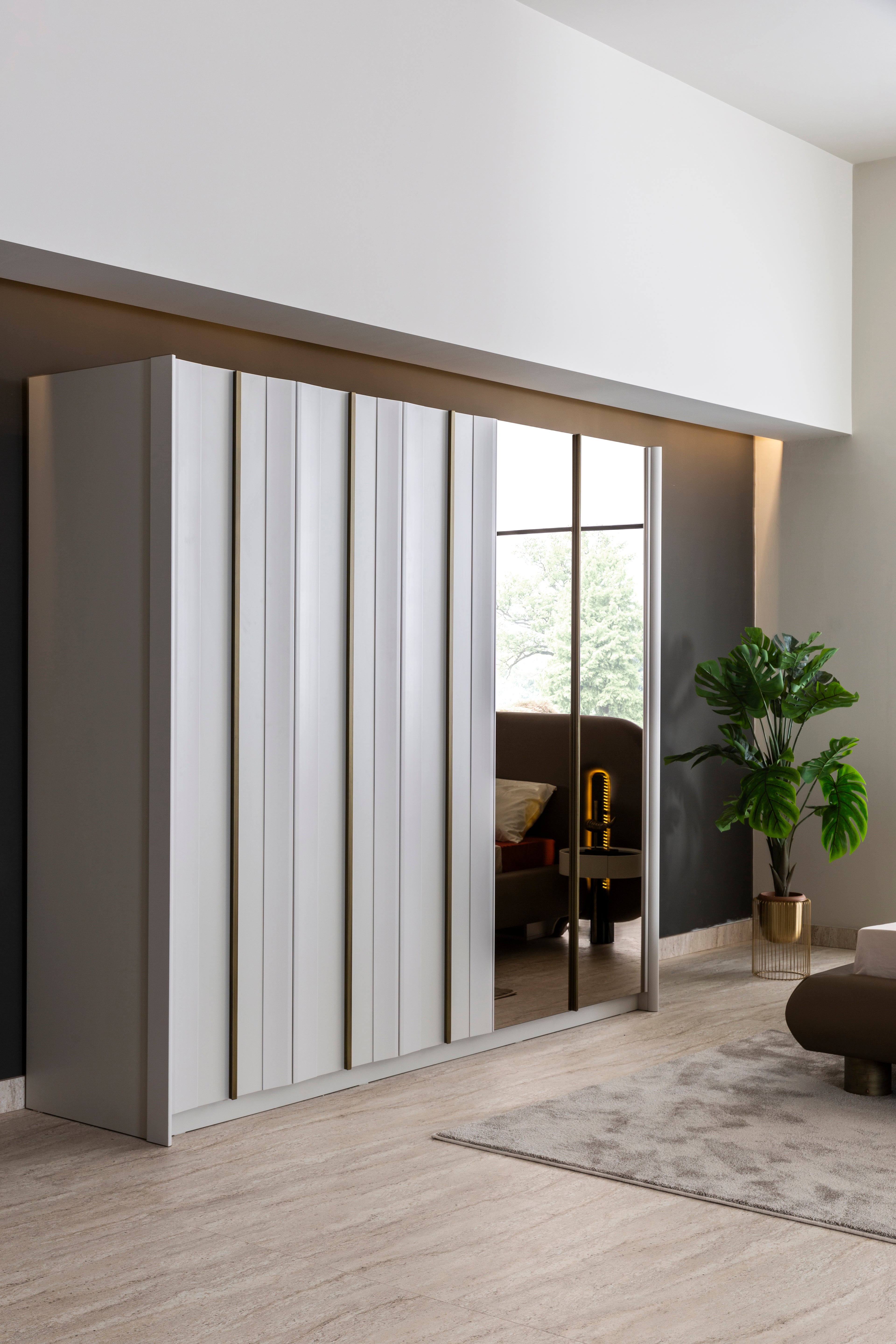 Петкрилен гардероб «Bergama» с огледална врата, чекмеджета, лост за закачалки, рафтове, ширина 266см