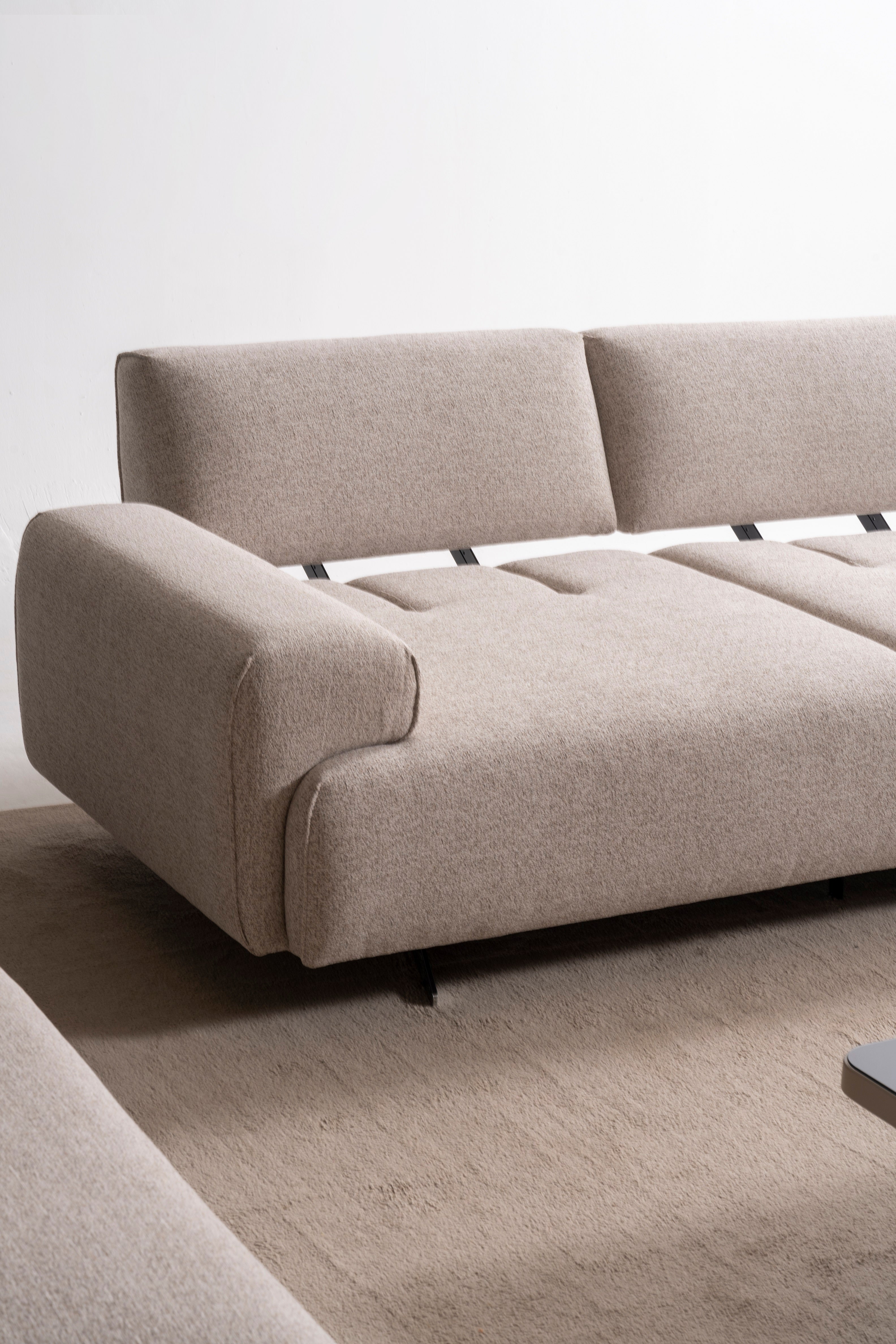 Триместен разтегателен диван «Arden» + декоративни възглавници, ширина 245см