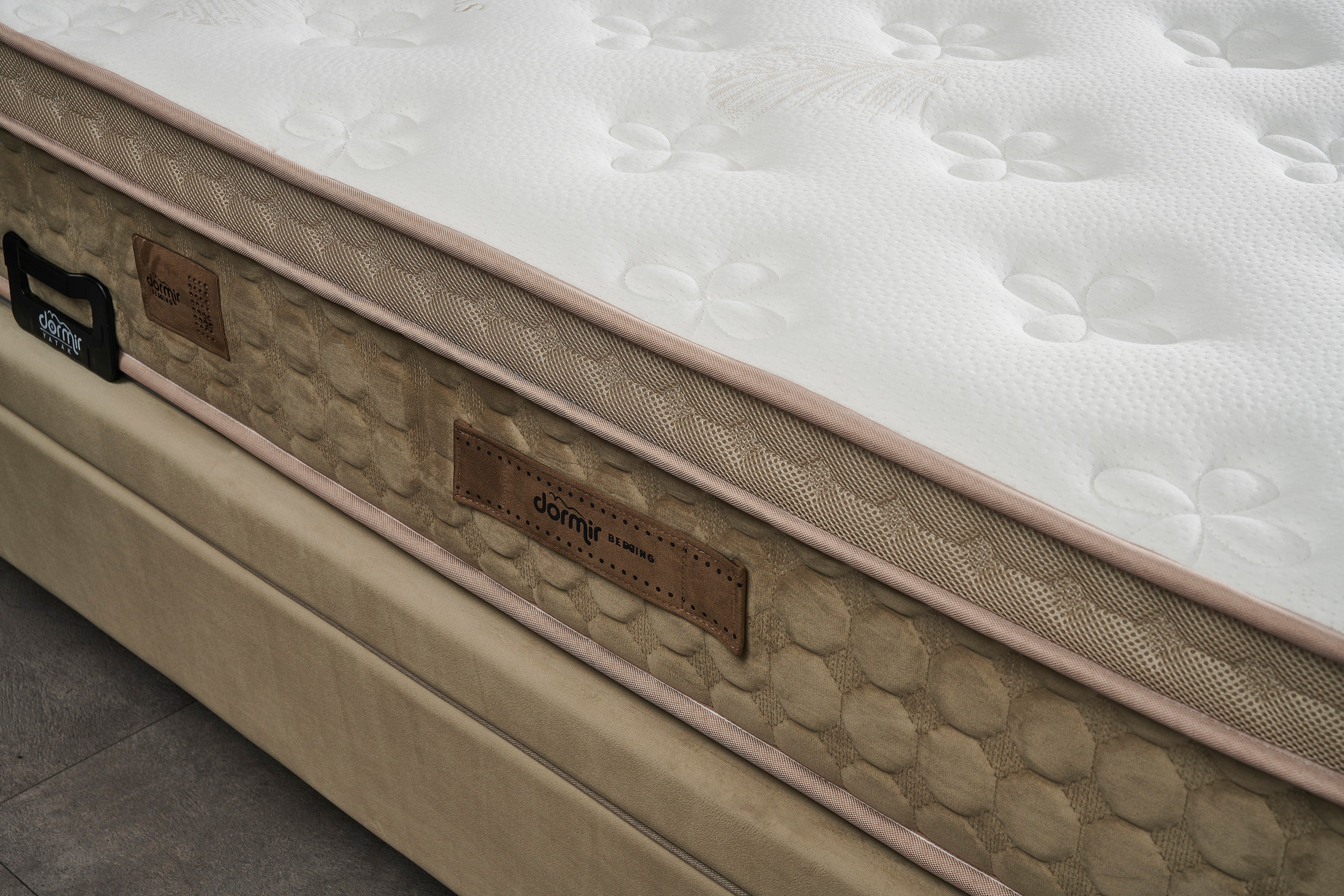 Тапицирано легло «Crown» + Матрак и табла - с място за съхранение, повдигащ механизъм, система за безшумно затваряне