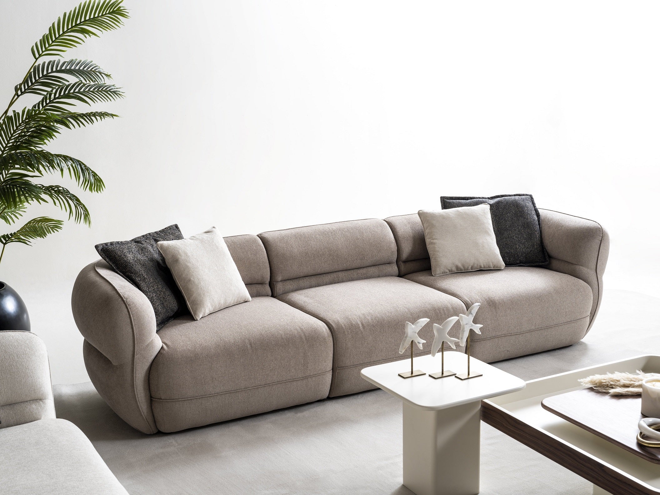 Петместен диван «Alfa» + две декоративни възглавници, ширина 305см