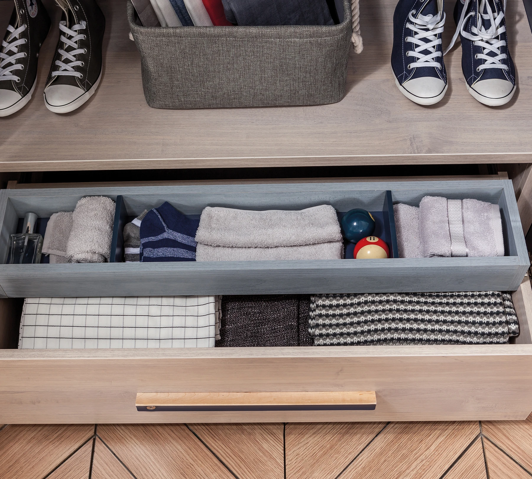 Двукрилен гардероб «Trio» - чекмеджета, ширина 101см