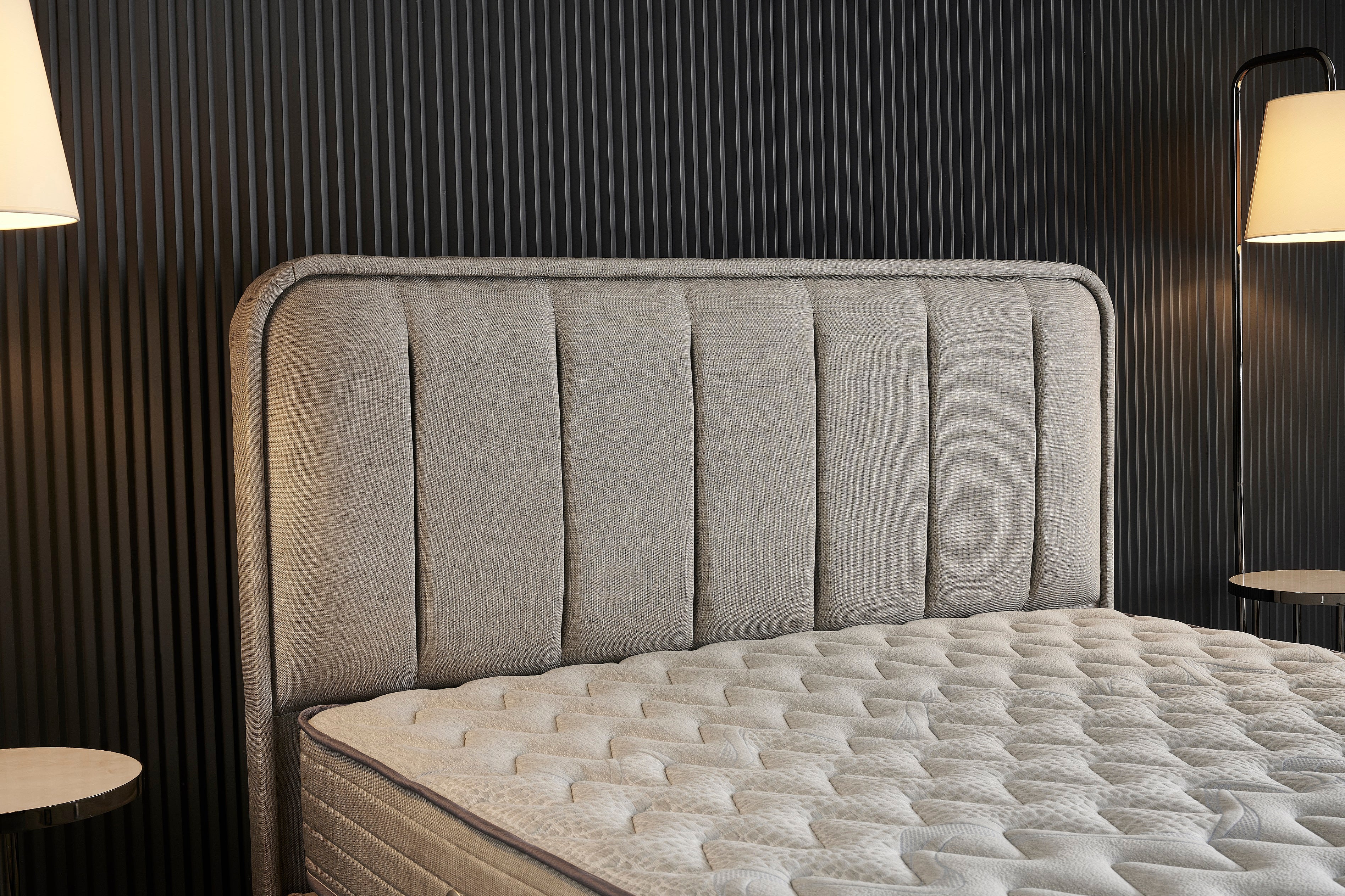 Тапицирано легло «Lapis» + Матрак и табла - с място за съхранение, повдигащ механизъм, система за безшумно затваряне