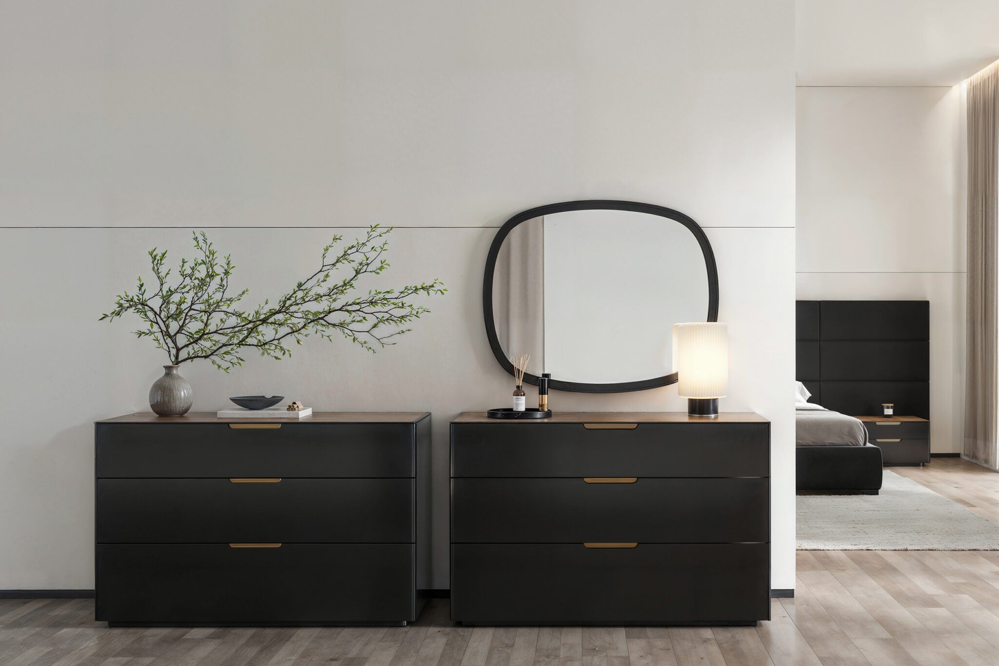 Скрин «Tulsa Black» с три чекмеджета, с плот от естествен фурнир, размер 120х79х47см