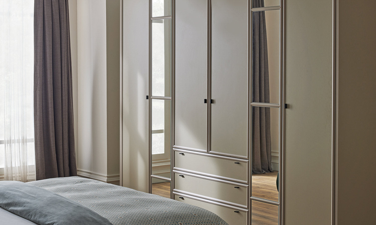 Шесткрилен гардероб «Agata» с огледална врата, чекмеджета, лост за закачалки, рафтове, ширина 278см