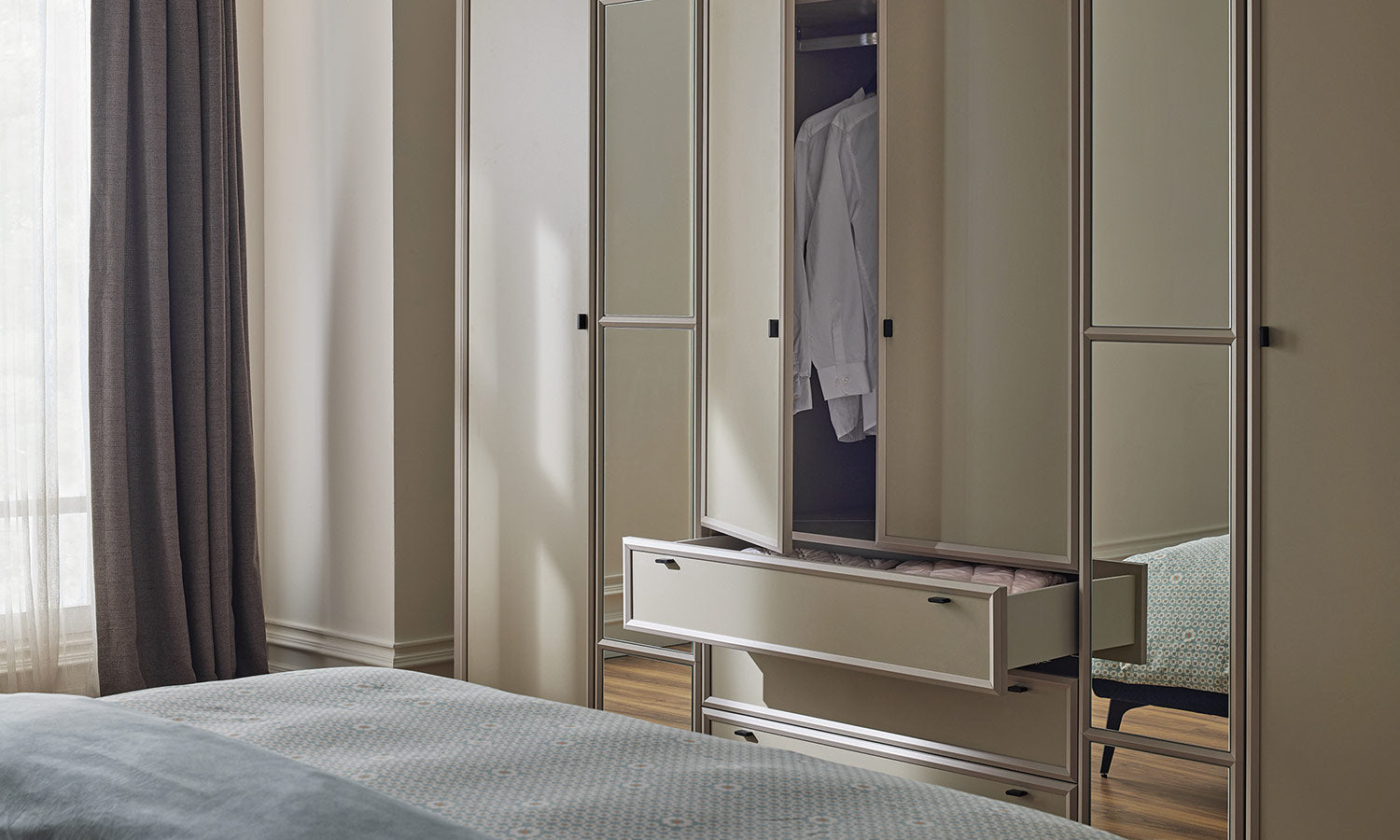 Шесткрилен гардероб «Agata» с огледална врата, чекмеджета, лост за закачалки, рафтове, ширина 278см