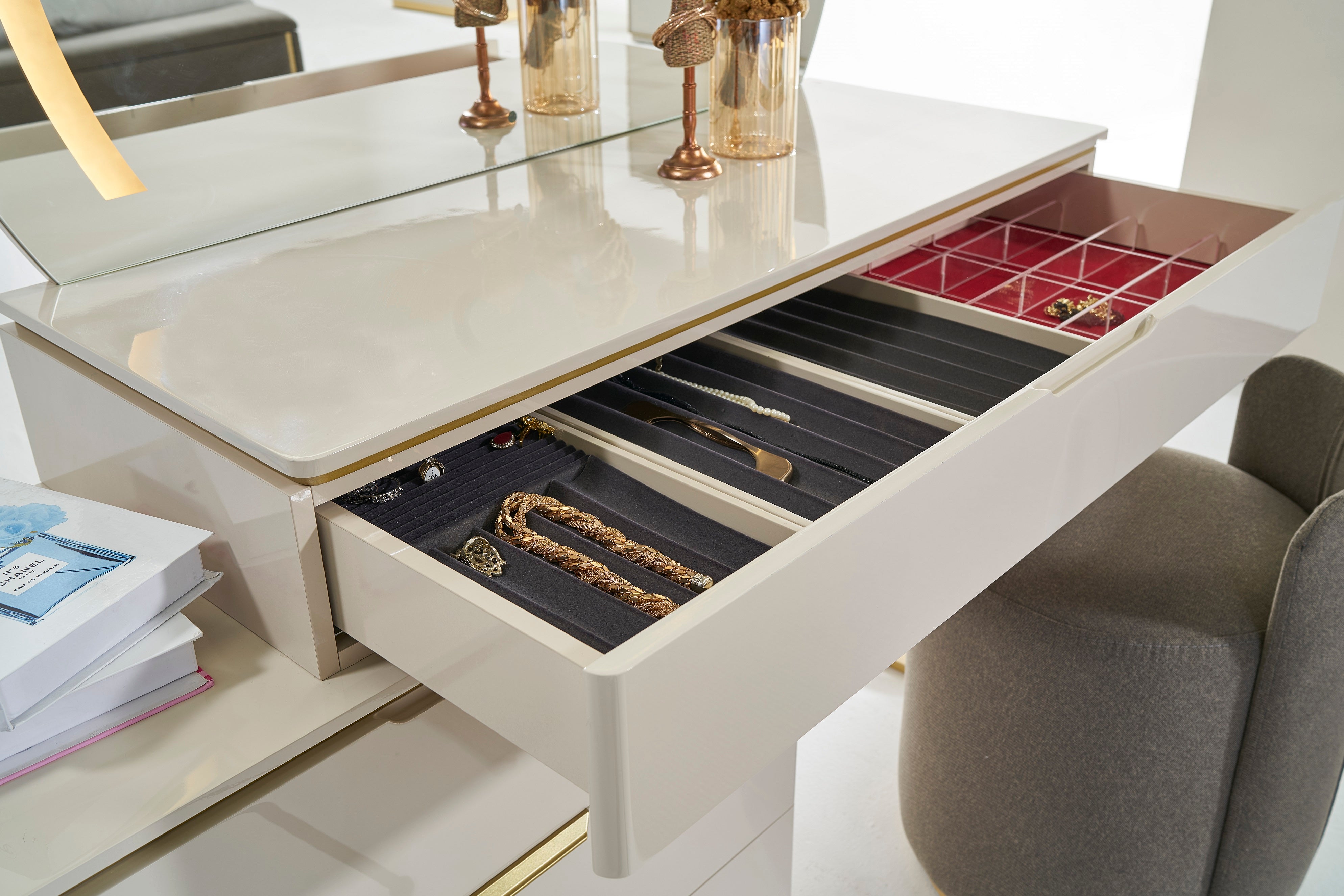 Тоалетка «Kapadokya» + скрин с четири чекмеджета и огледало, размер 134х87х47см