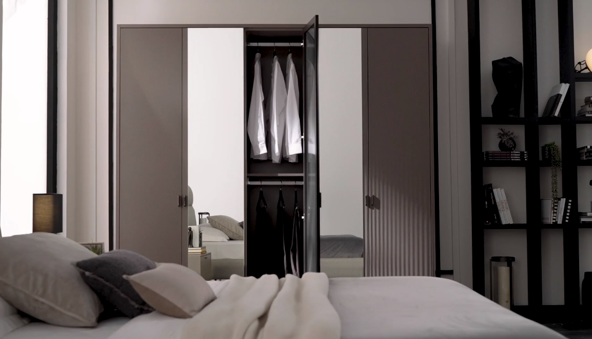 Петкрилен гардероб «Berta» - стъклени врати, огледало, ширина 227см