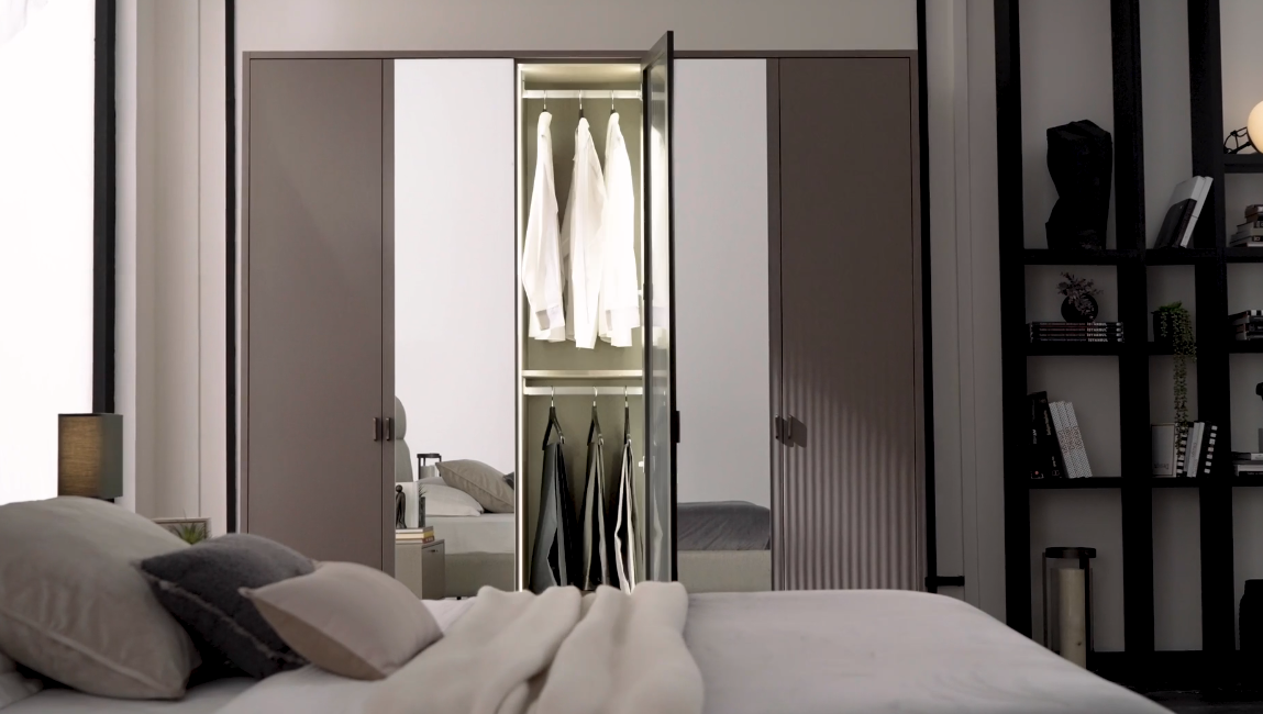 Петкрилен гардероб «Berta» - стъклени врати, огледало, ширина 227см