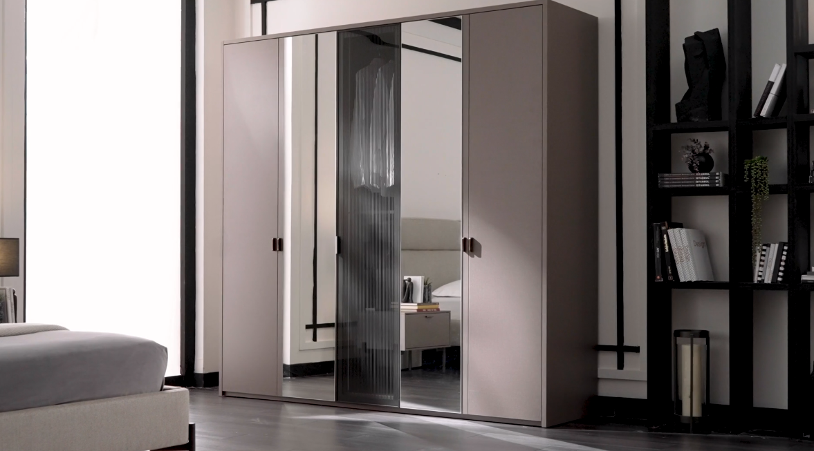 Петкрилен гардероб «Berta» - стъклени врати, огледало, ширина 227см
