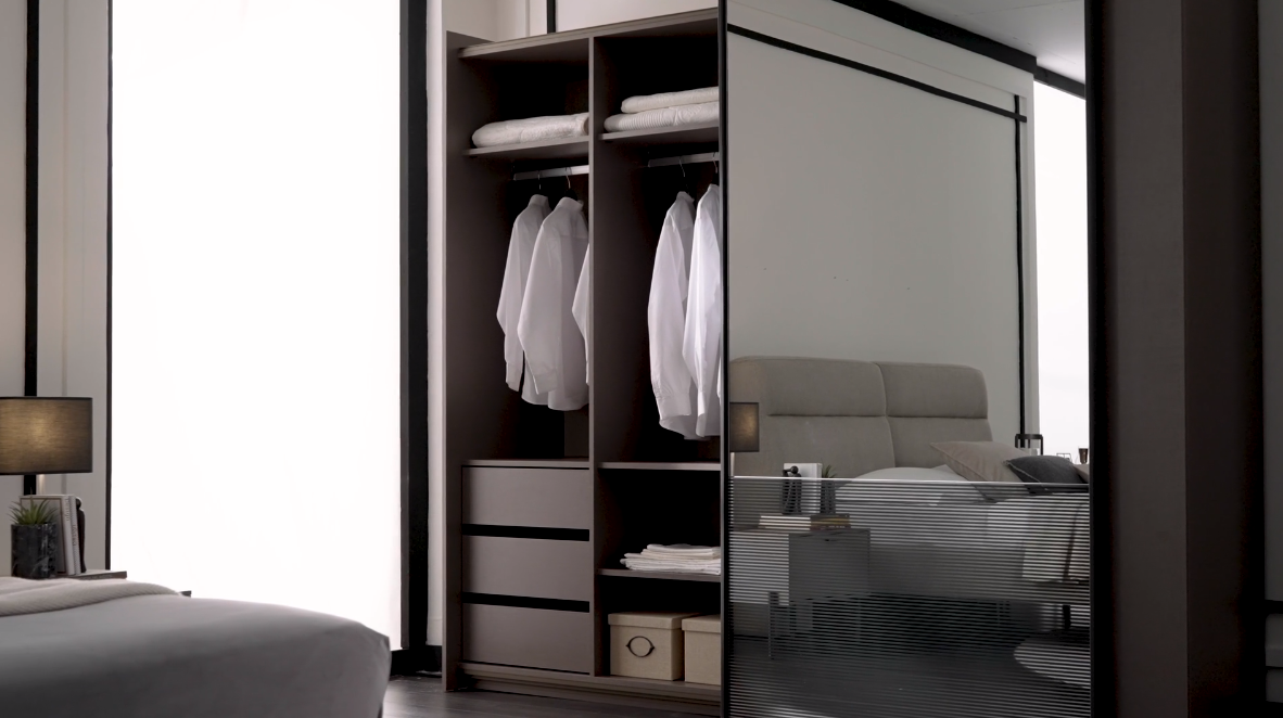 Гардероб с плъзгащи врати «Berta» с огледална врата, ширина 253см