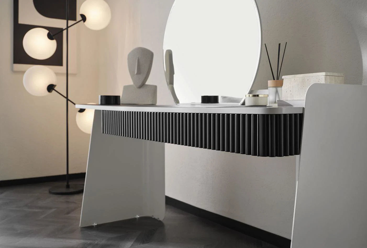 Тоалетка «Delhi» + огледало, чекмедже с органайзери, с кожени елементи, с фрезовани детайли, размер 155х143х50см