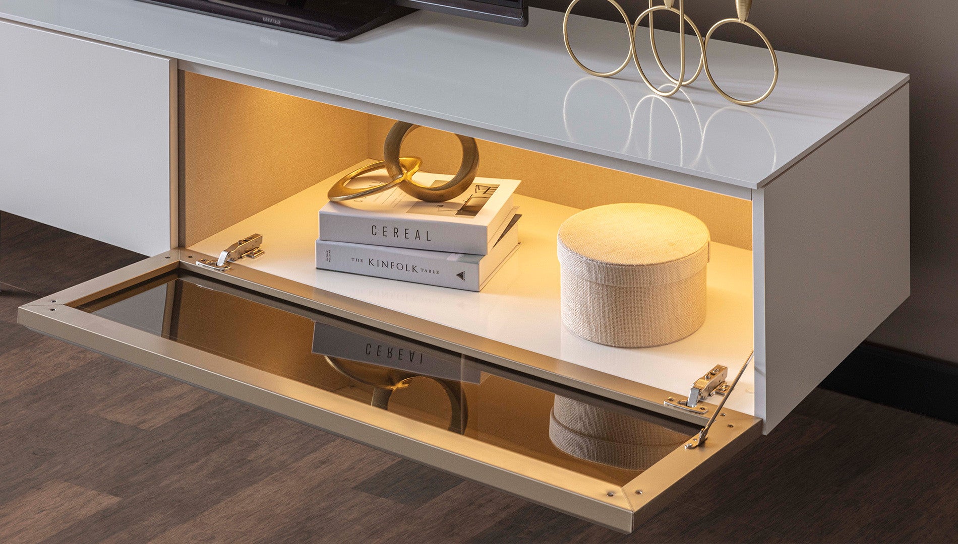 ТВ шкаф «Noble» с размер 210х34х50см