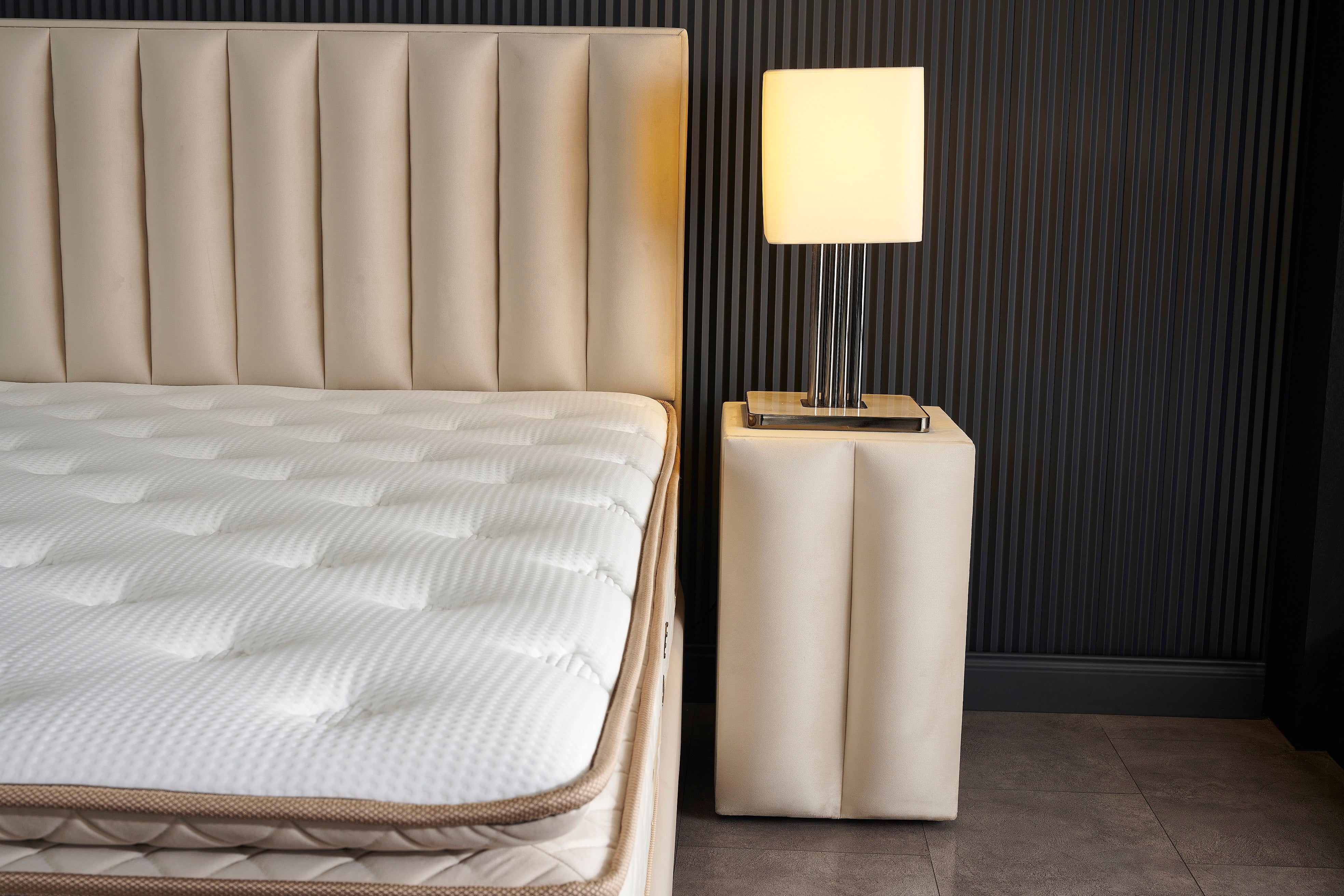 Тапицирано легло «Line» + Матрак и табла - с място за съхранение, повдигащ механизъм, система за безшумно затваряне