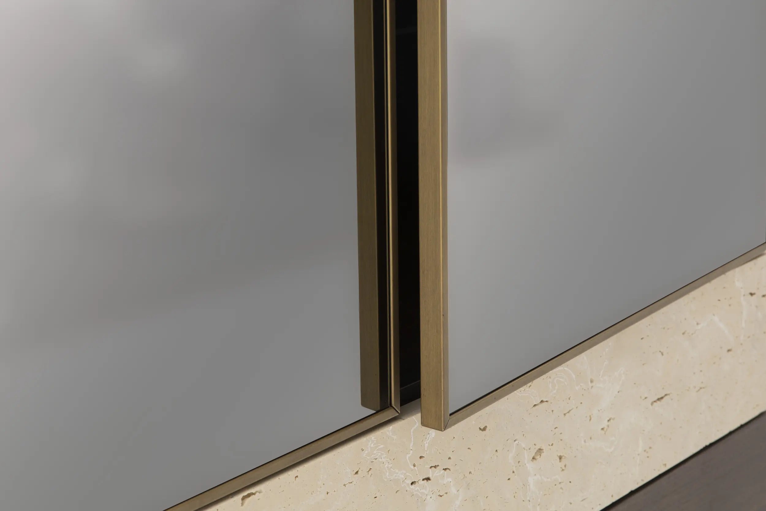 Бюфет «Hector» с естествен фурнир и травертин, размер 115х150х50см