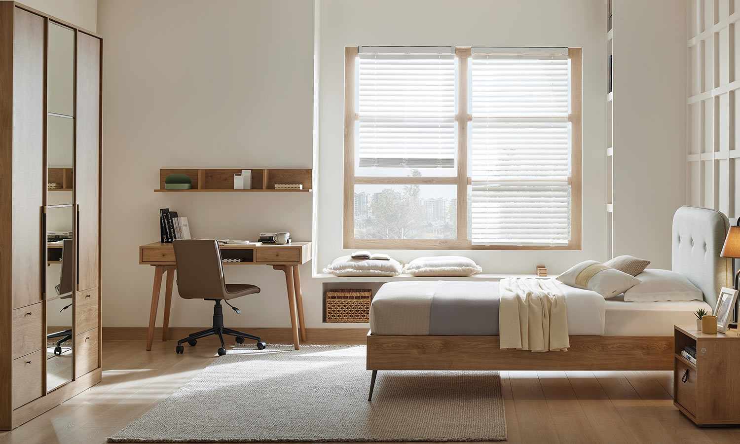 Трикрилен гардероб «Helis Teen» с огледална врата, чекмеджета, лост за закачалки, рафтове, ширина 140см