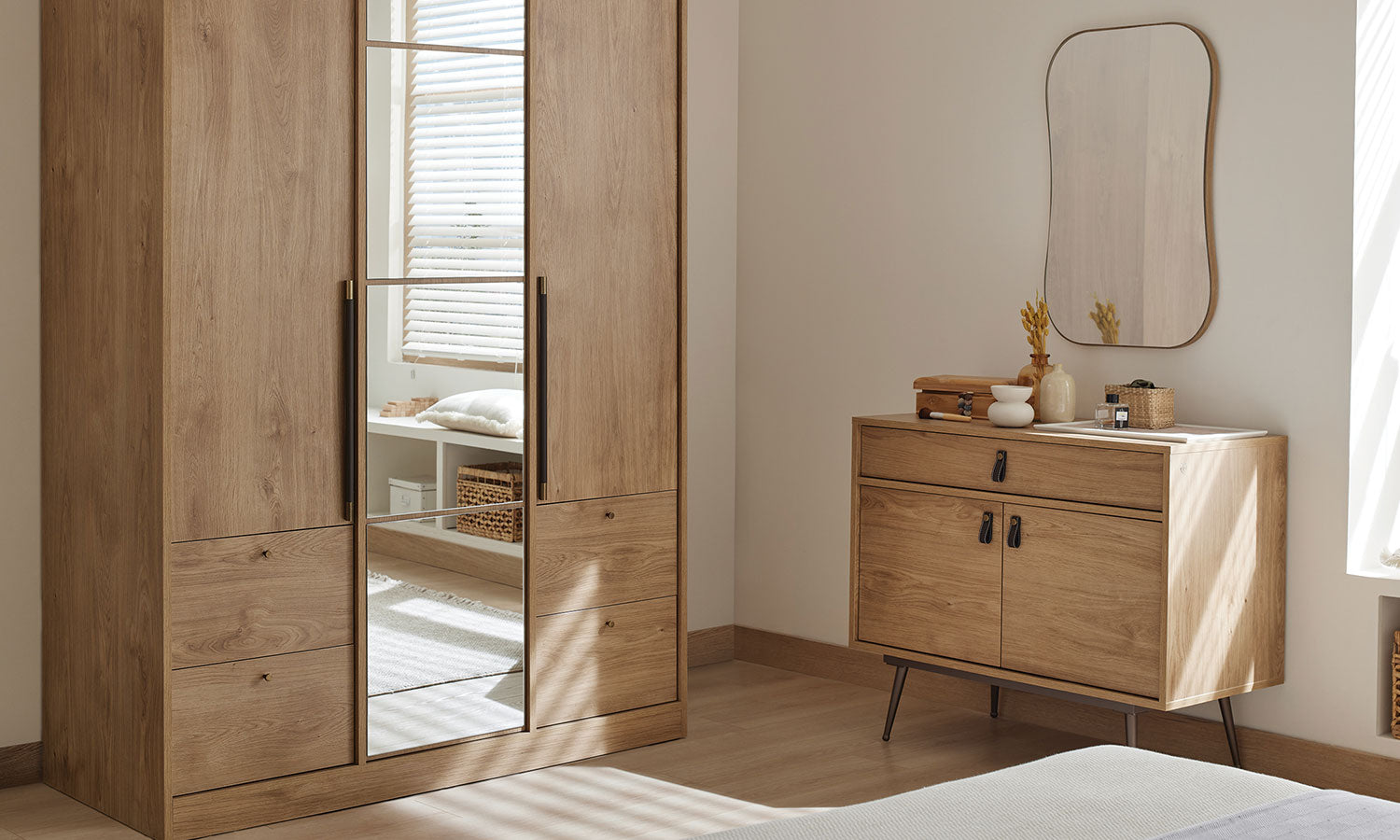 Трикрилен гардероб «Helis Teen» с огледална врата, чекмеджета, лост за закачалки, рафтове, ширина 140см