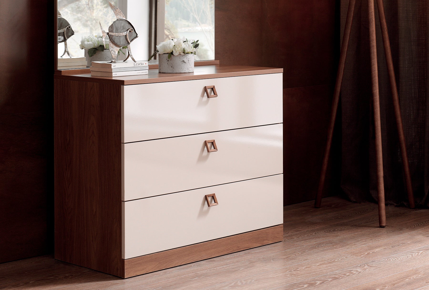 Скрин «Mistral» с три чекмеджета, размер 90х76х45см