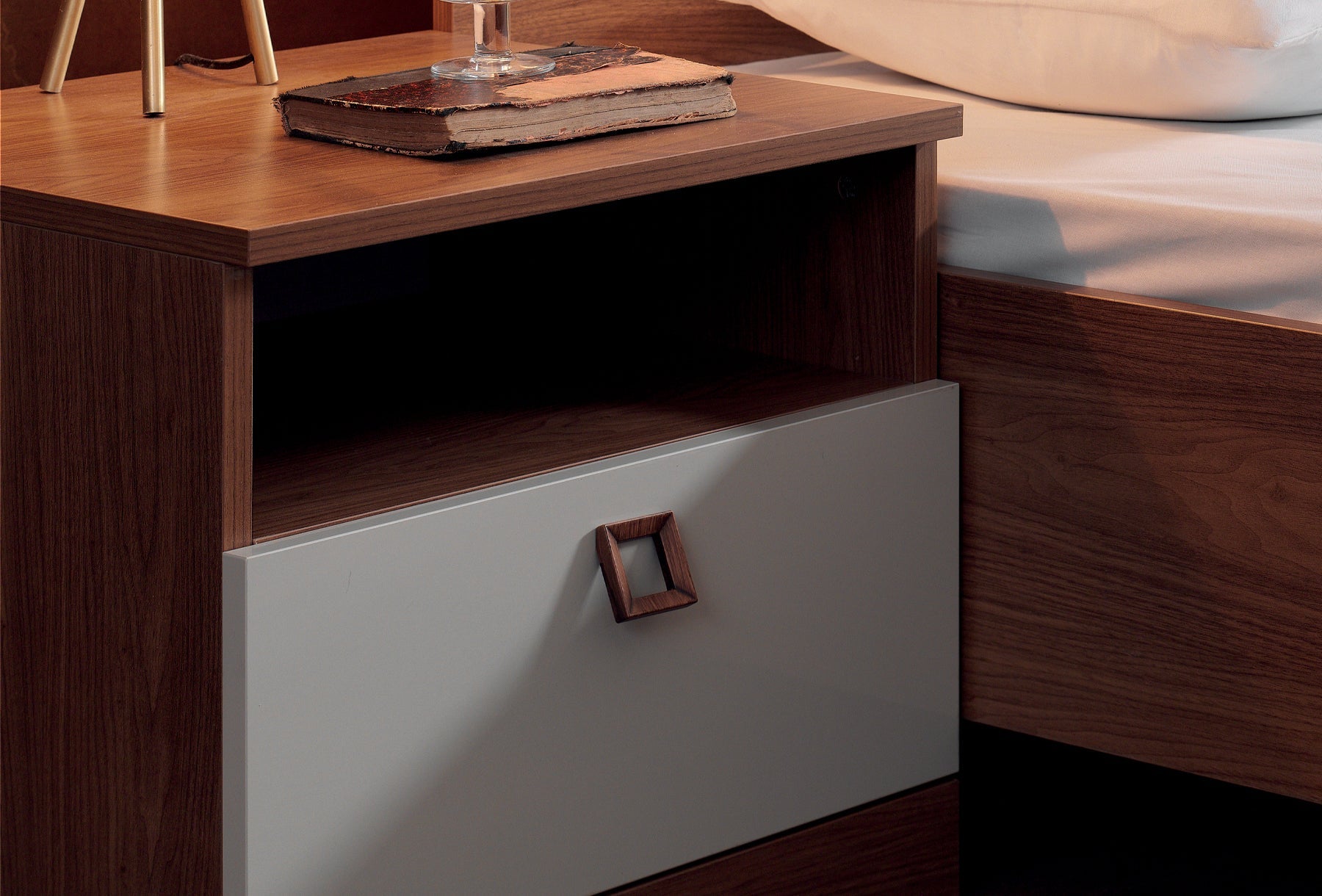 Нощно шкафче «Mistral» + чекмедже и рафт, размер 50х45х45см