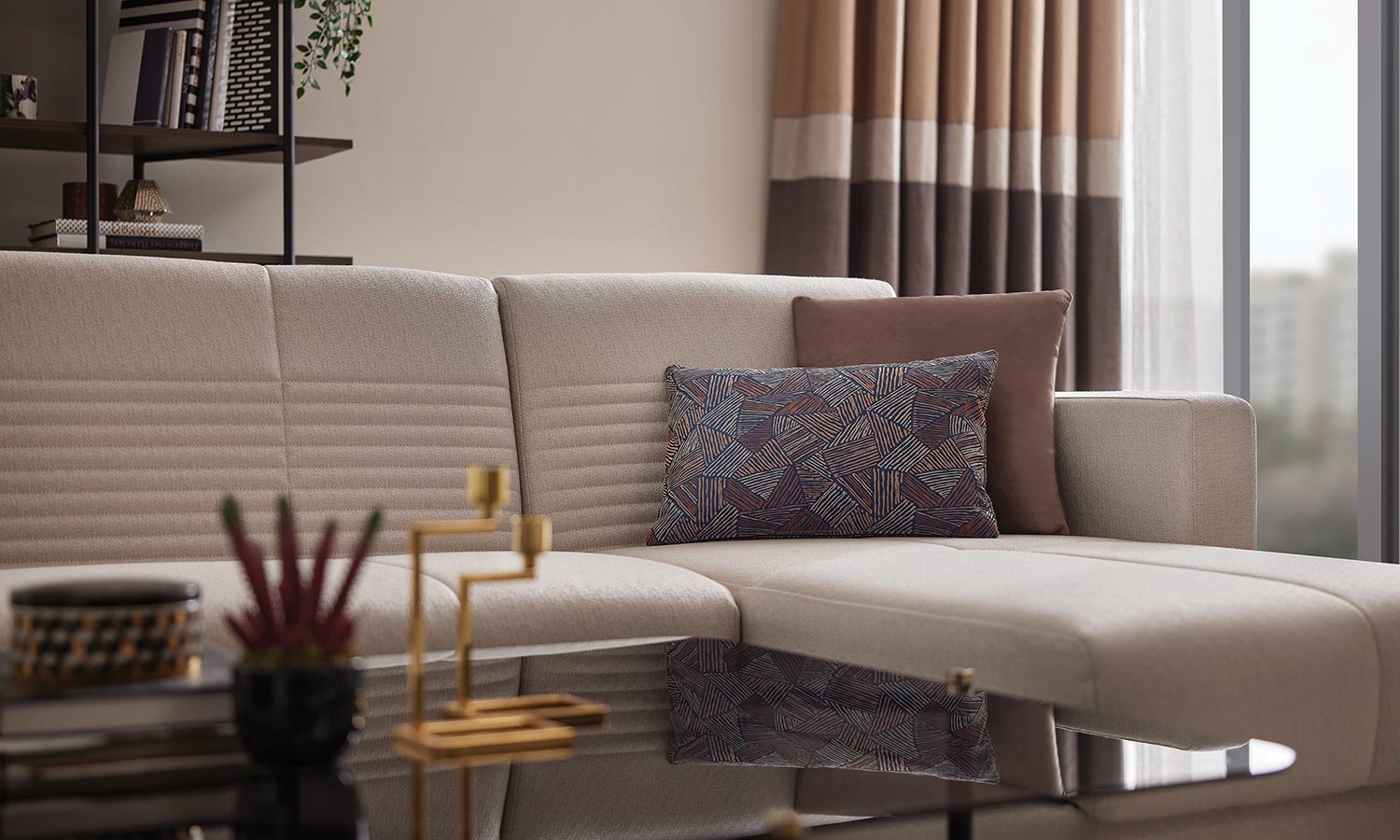 Ъглов разтегателен диван «Nola» + три декоративни възглавници, ширина 228см