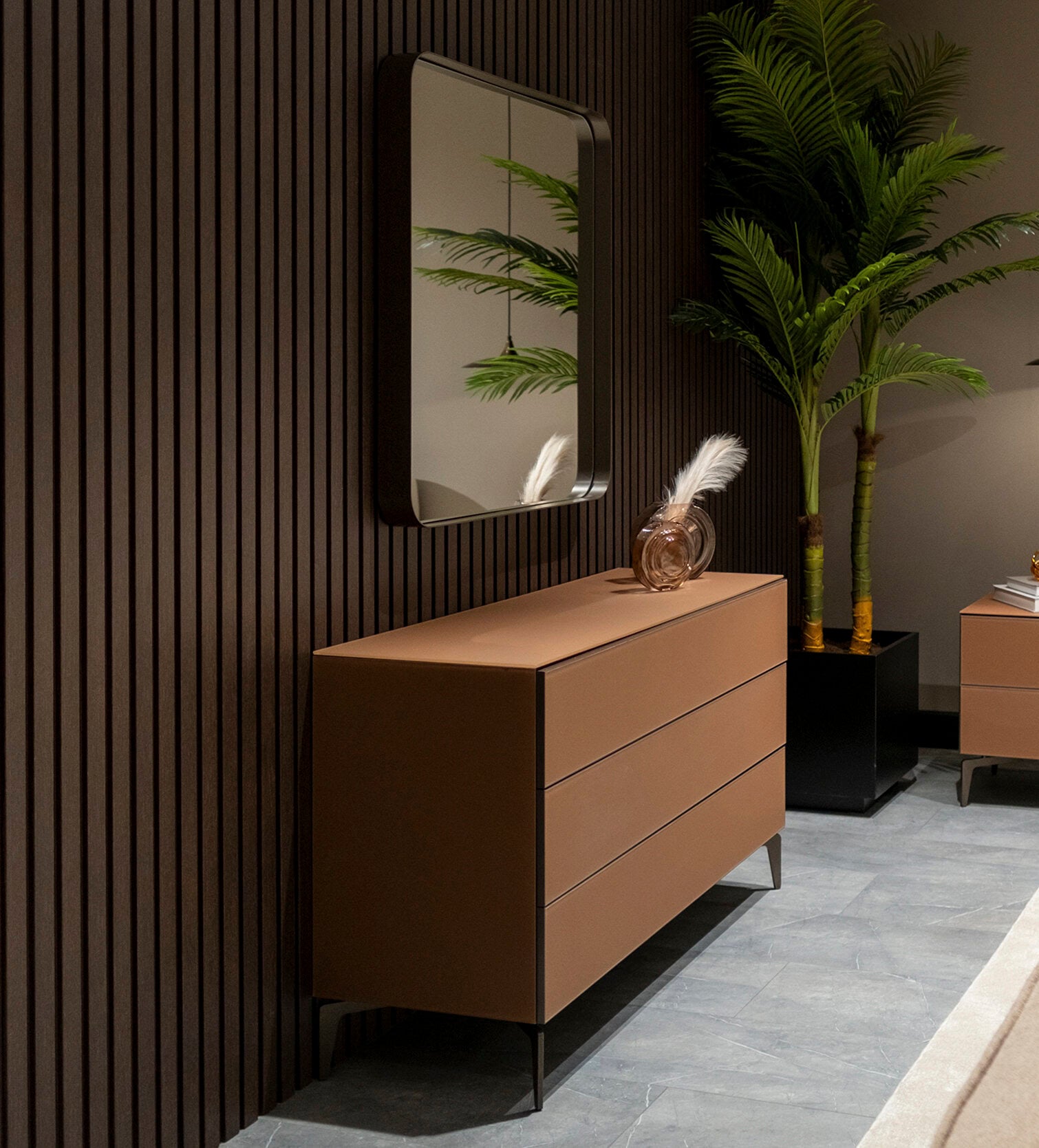 Скрин «Opal» с три чекмеджета, стъклени чела и страници, размер 130х76х45см