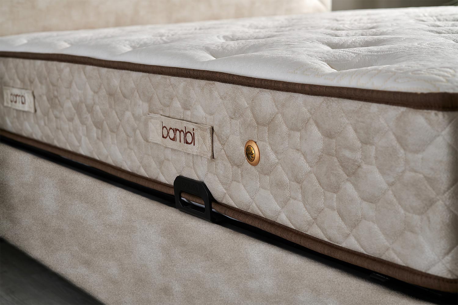 Тапицирана основа за легло «Comfort Balance» с място за съхранение, повдигащ механизъм, система за безшумно затваряне