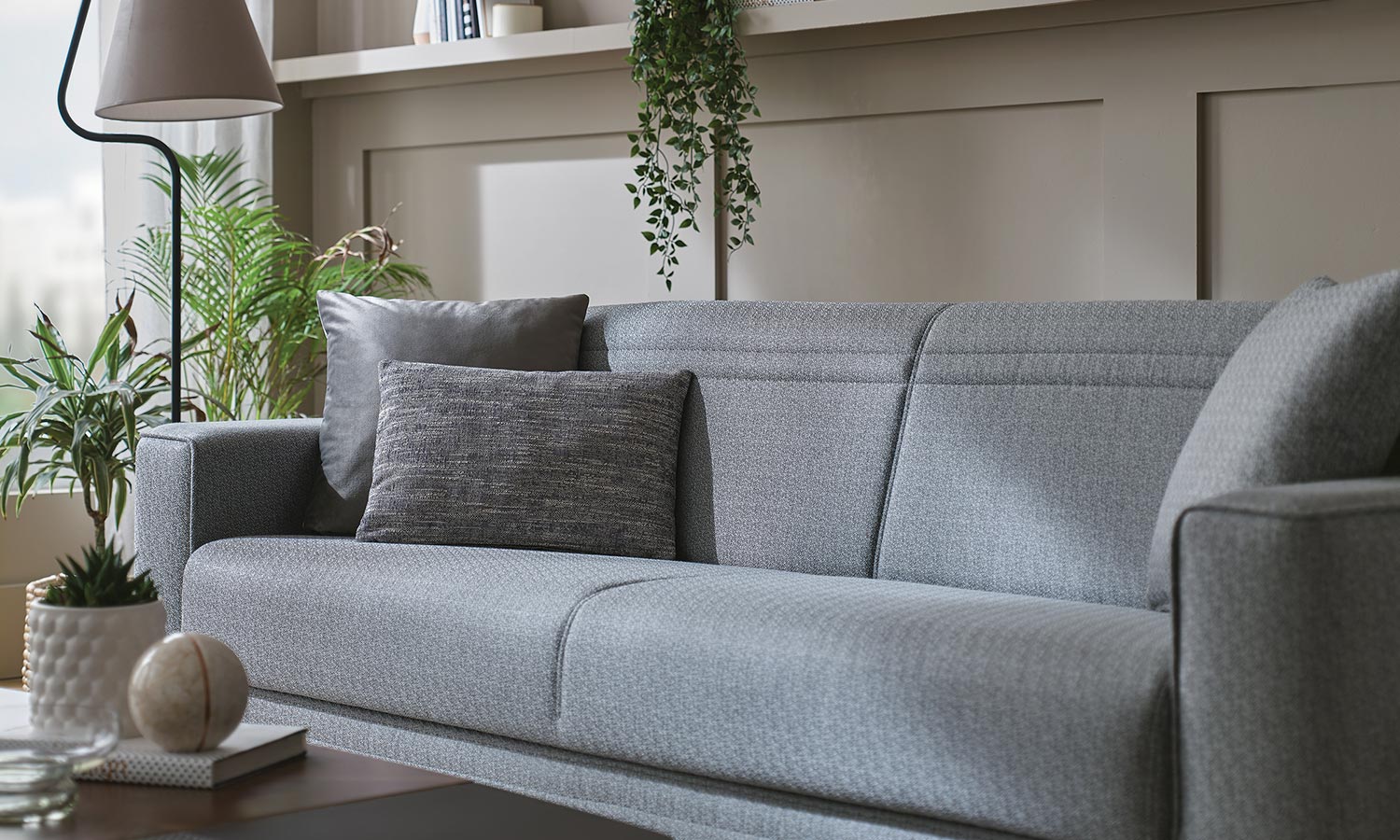 Tриместен разтегателен диван «Trudy» + 3 декоративни възглавници, ширина 225см