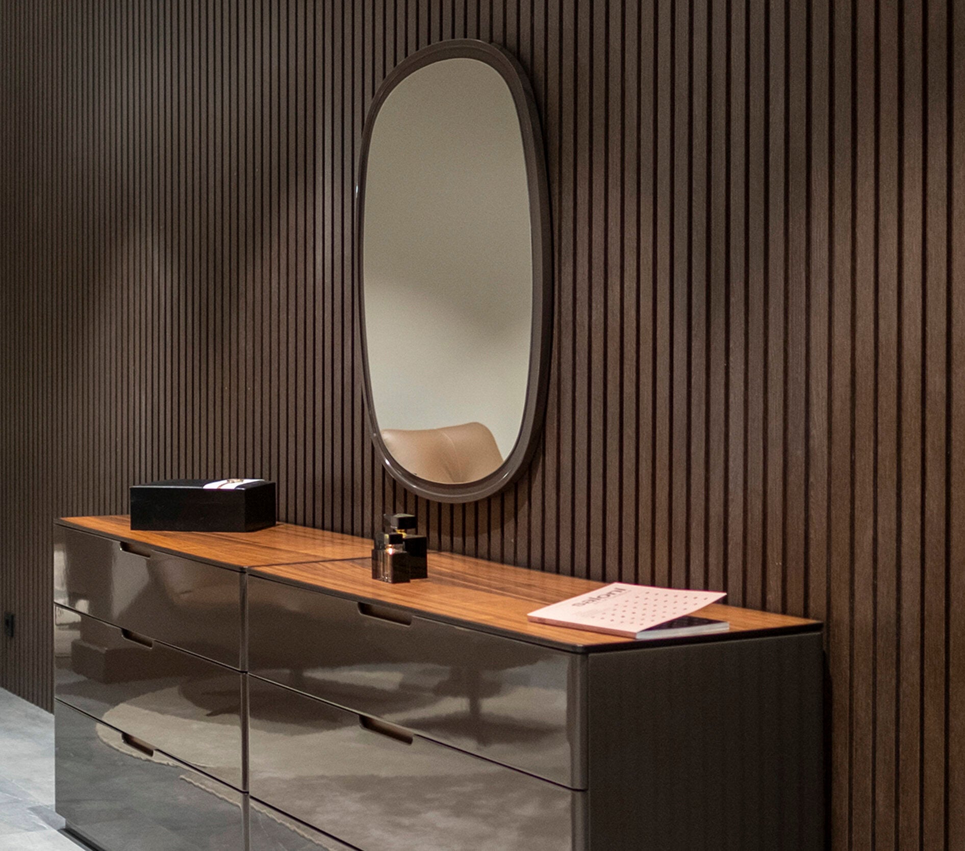 Скрин «Tulsa Black» с три чекмеджета, с плот от естествен фурнир, размер 120х79х47см