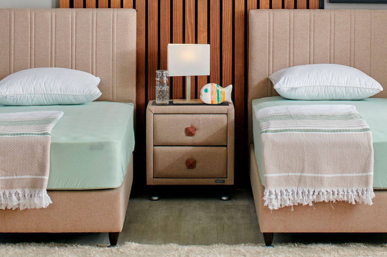 Тапицирано нощно шкафче «Innjoy Glass» + две чекмеджета и стъклен плот, размер 53х57х41см