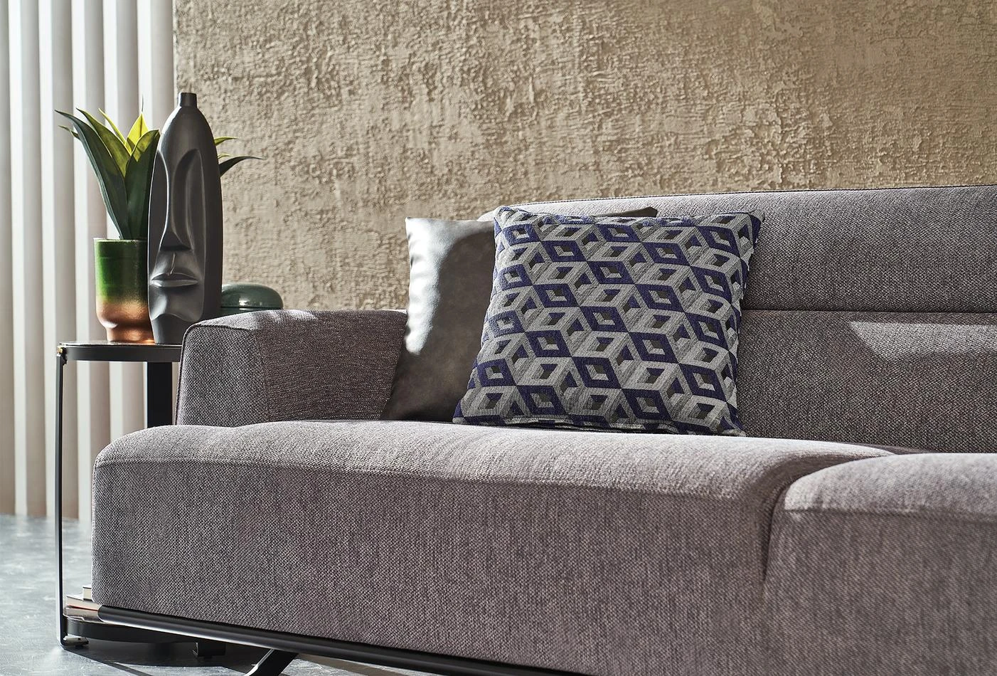 Триместен диван «Valdera» + 4 декоративни възглавници, ширина 256см