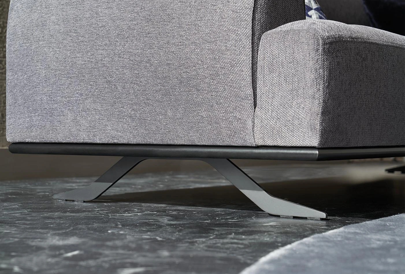 Триместен диван «Valdera» + 4 декоративни възглавници, ширина 256см