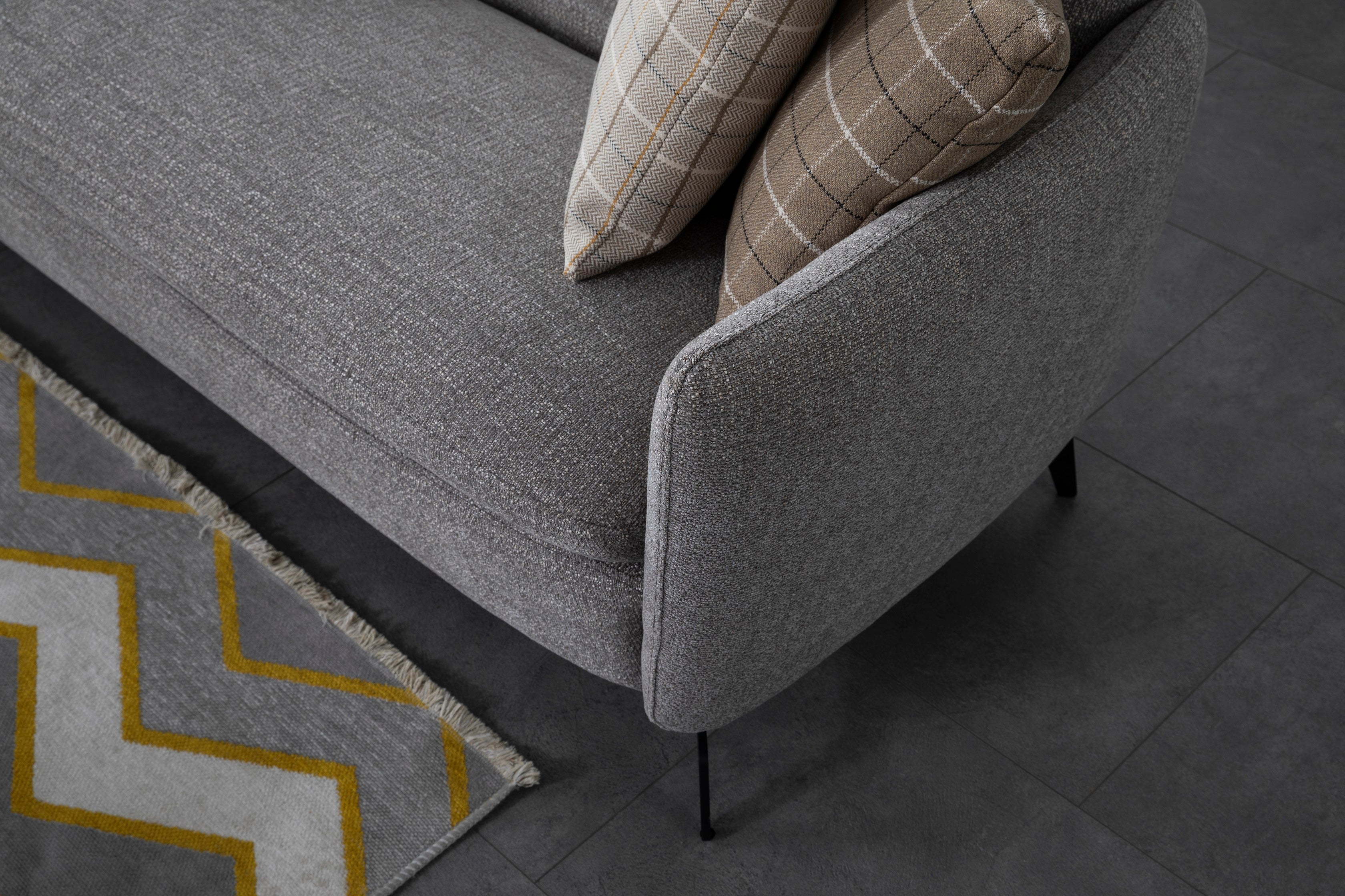 Триместен диван «Kugu» + 2 декоративни възглавници, ширина 205см