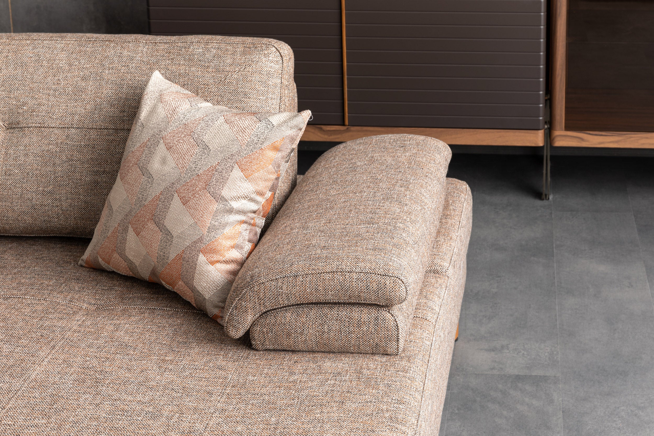 Ъглов разтегателен диван «Avensis» + декоративни възглавници, с подвижни подлакътници, ширина 325см