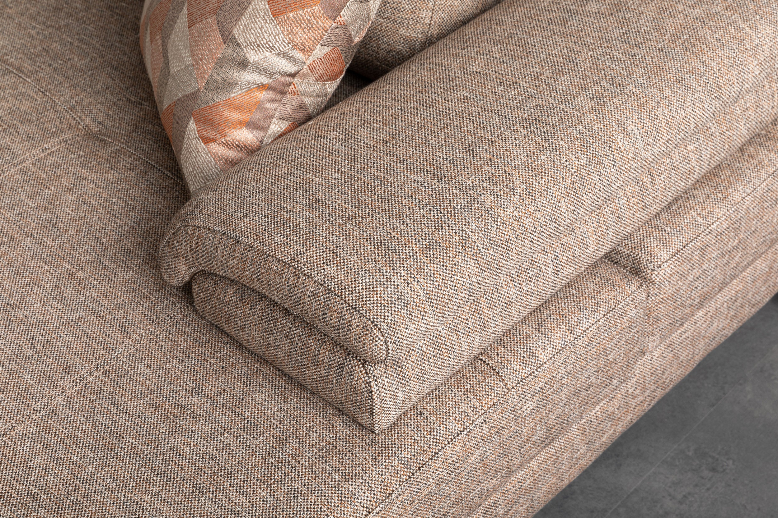 Ъглов разтегателен диван «Avensis» + декоративни възглавници, с подвижни подлакътници, ширина 325см