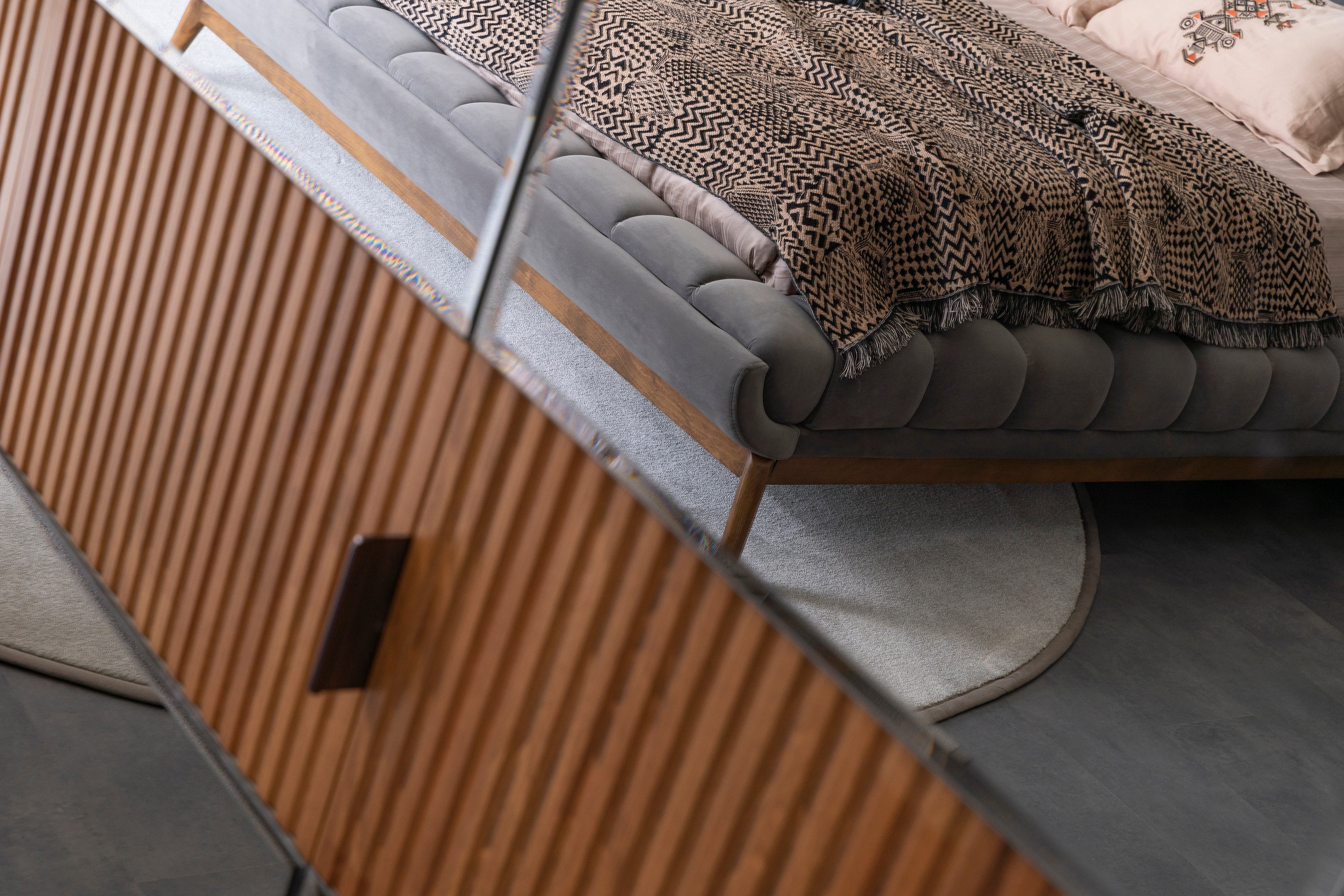 Гардероб «Quatro» + LED осветление, с чекмеджета, ширина 206, 256 или 307см