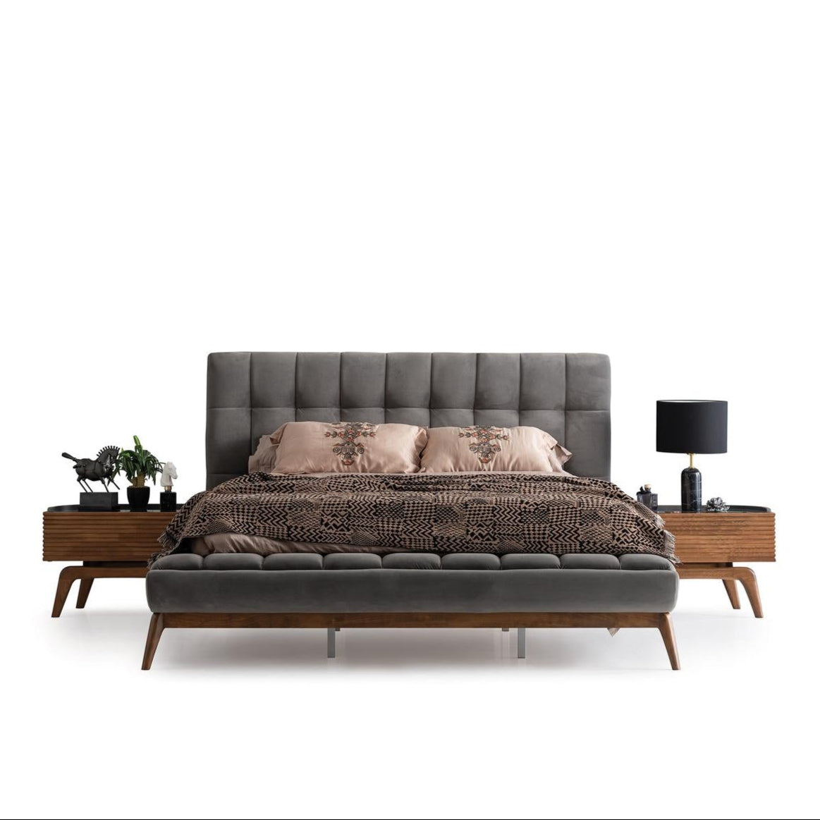 Тапицирано легло «Quatro» с табла и удобен борд