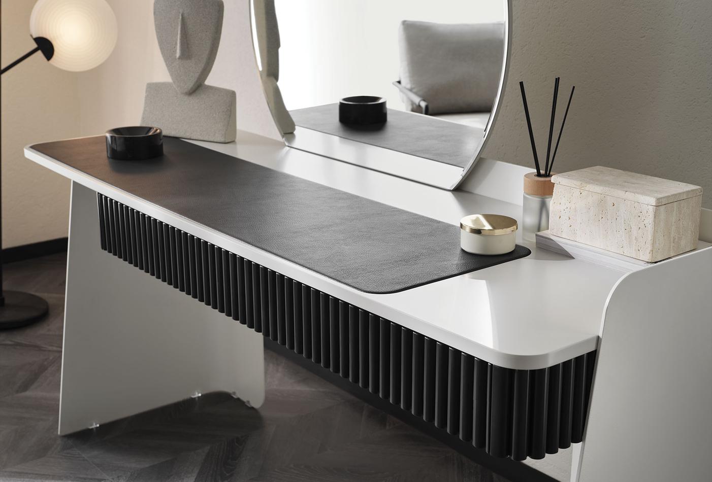 Тоалетка «Delhi» + огледало, чекмедже с органайзери, с кожени елементи, с фрезовани детайли, размер 155х143х50см