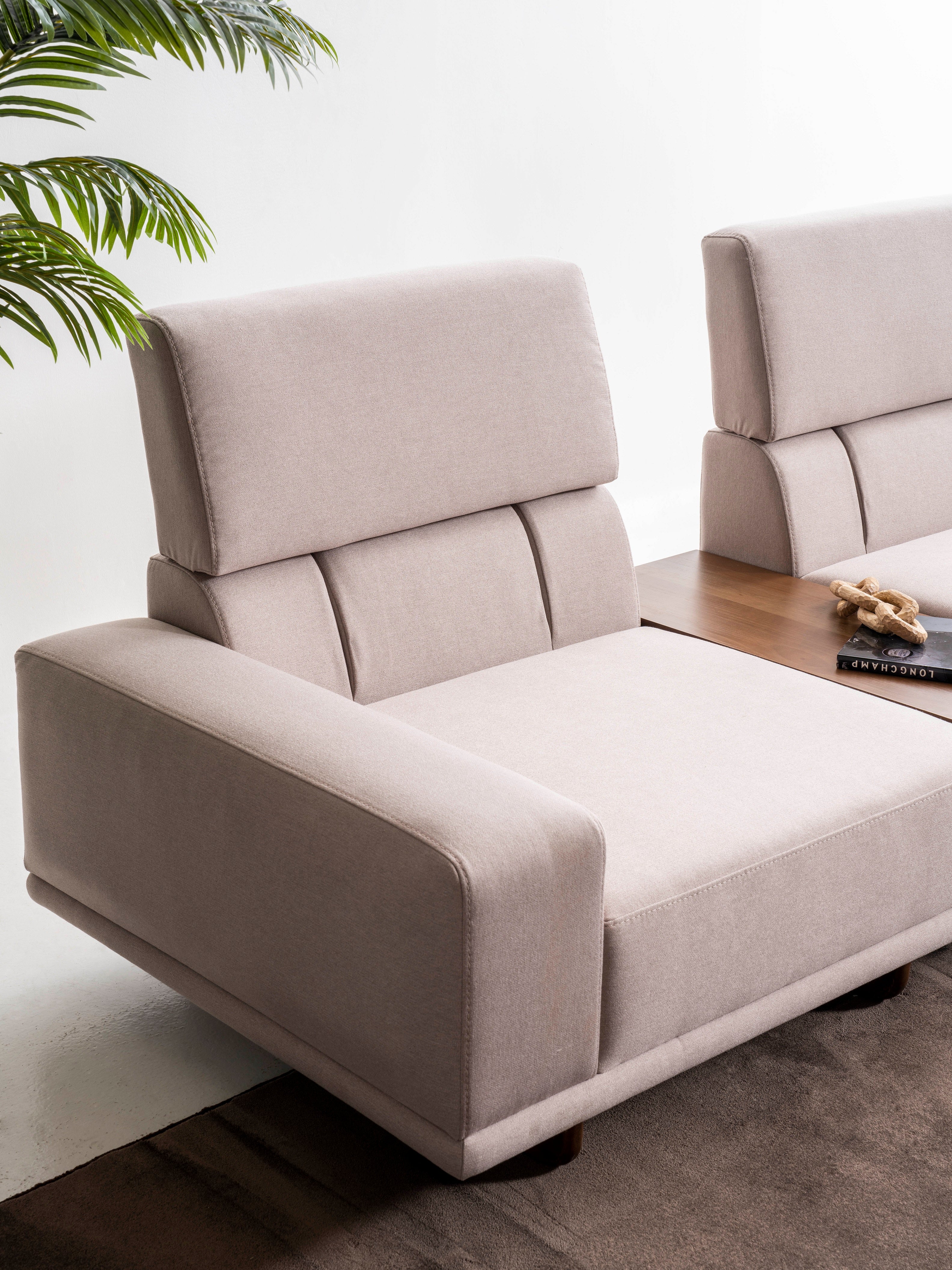 Триместен разтегателен диван «Exence» + декоративни възглавници, конзолна масичка, ширина 260см