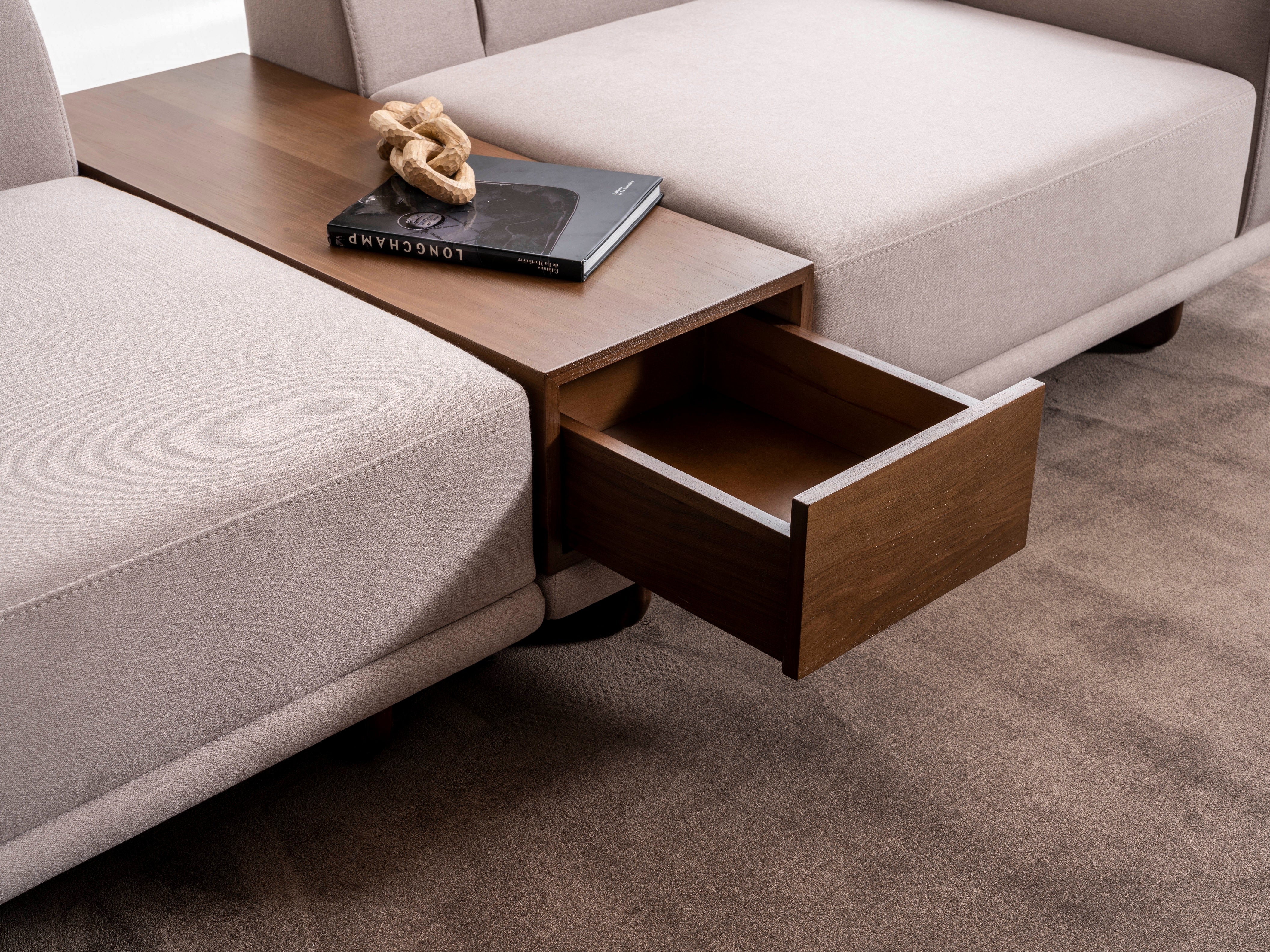 Триместен разтегателен диван «Exence» + декоративни възглавници, конзолна масичка, ширина 260см