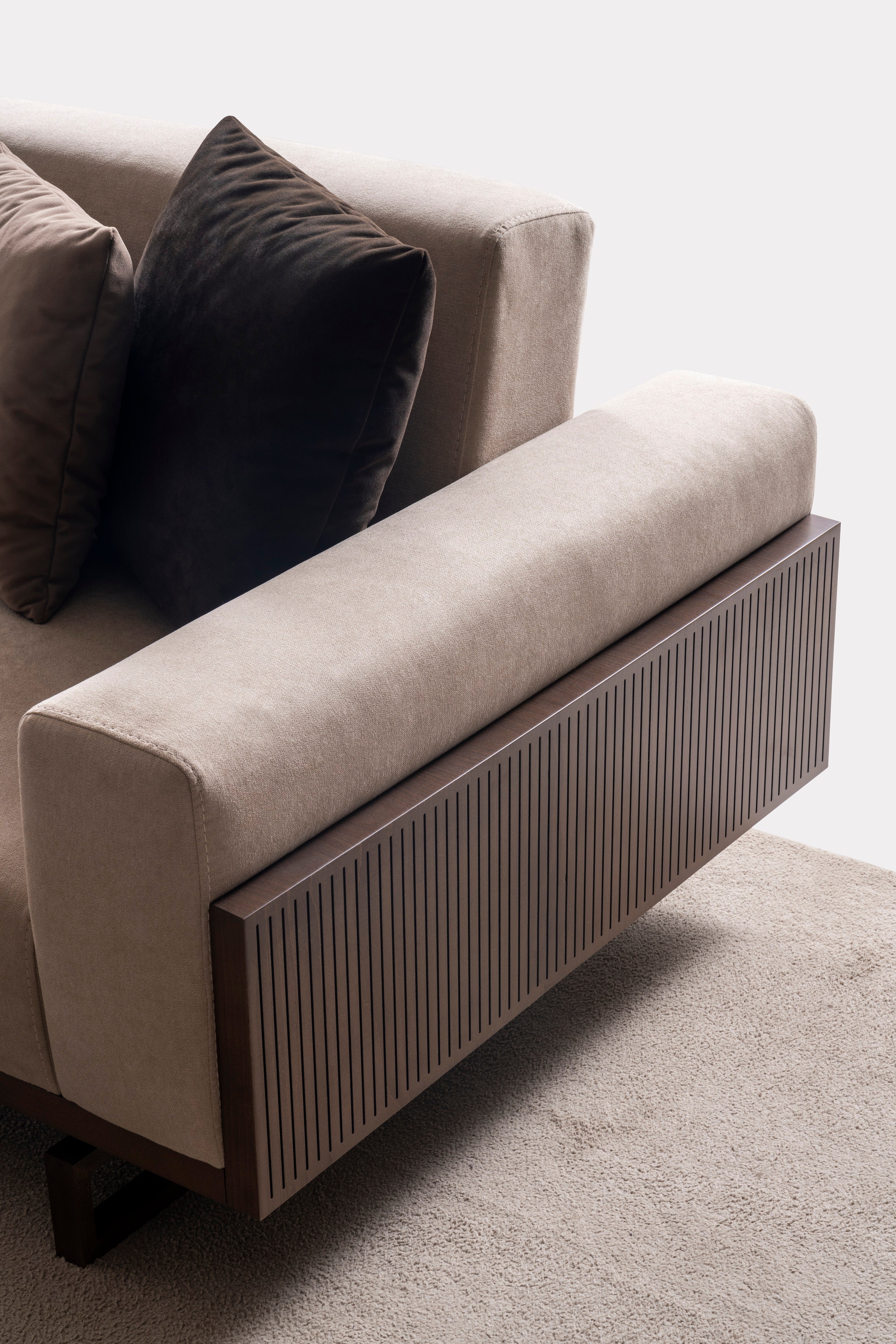 Ъглов диван «Harmony» + конзолна масичка и седем декоративни възглавници, ширина 355см