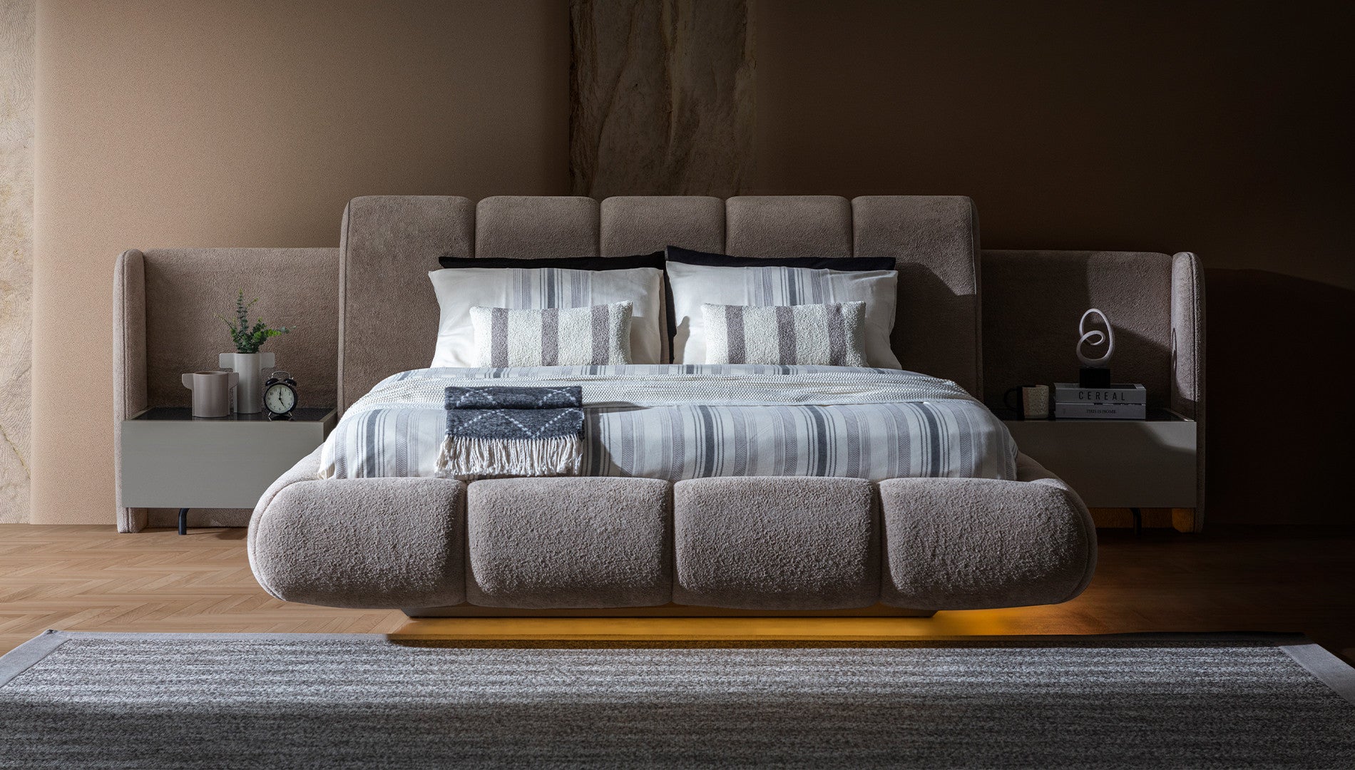 Нощно шкафче «Zenith» + чекмедже, с допълнителен тапициран панел, размер 60х38х43см