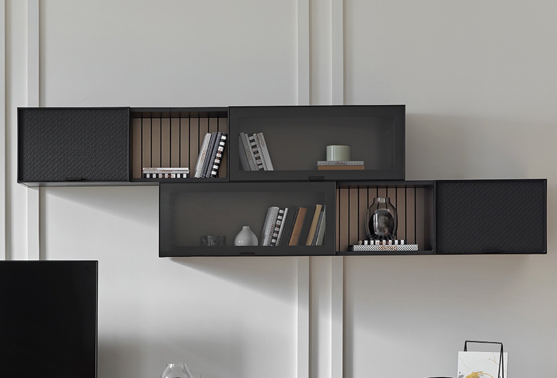 ТВ шкаф за стена «Riga» с размер 164х32х33см