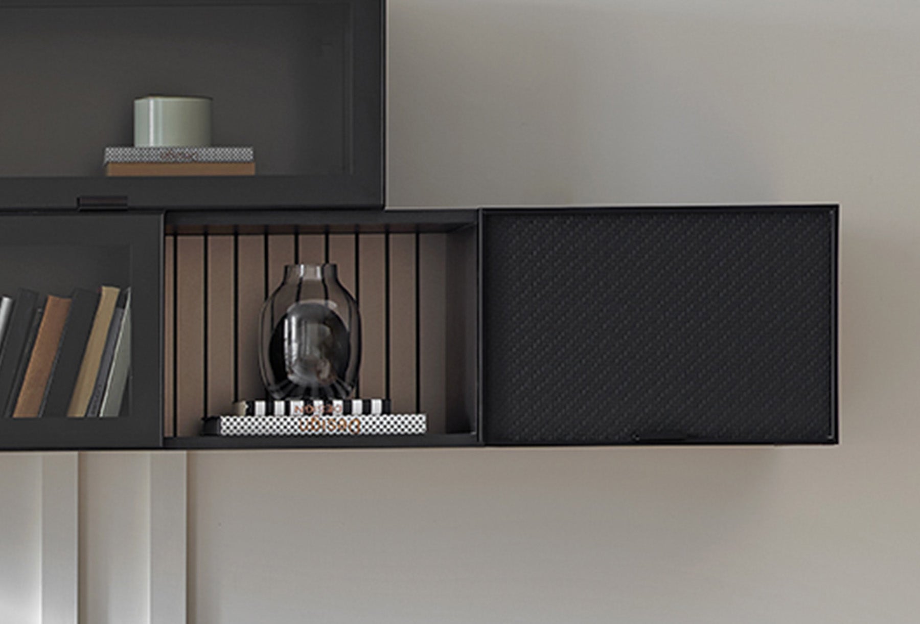 ТВ шкаф за стена «Riga» с размер 164х32х33см