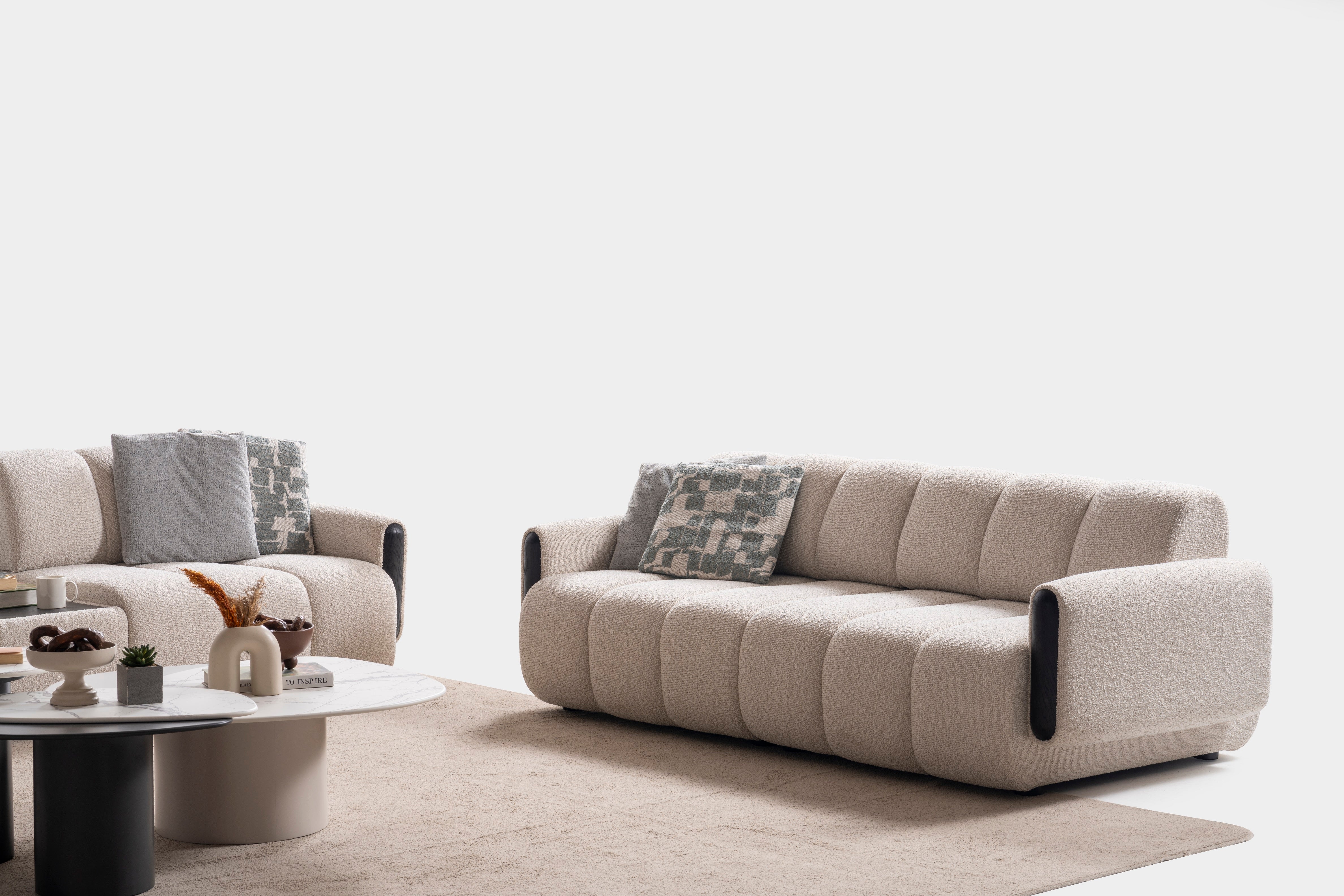 Триместен разтегателен диван «Rivian» + декоративни възглавници, ширина 216см